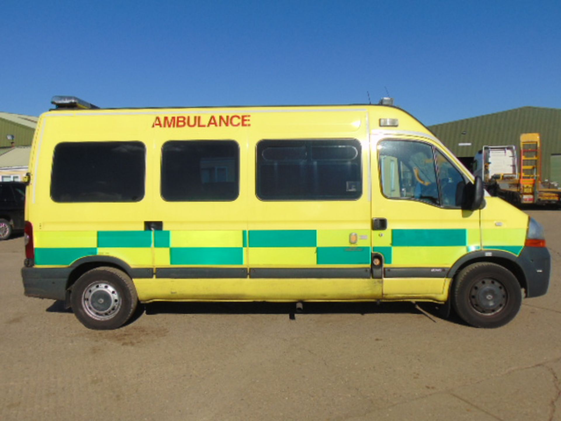 Renault Master 2.5 DCI ambulance - Image 5 of 15