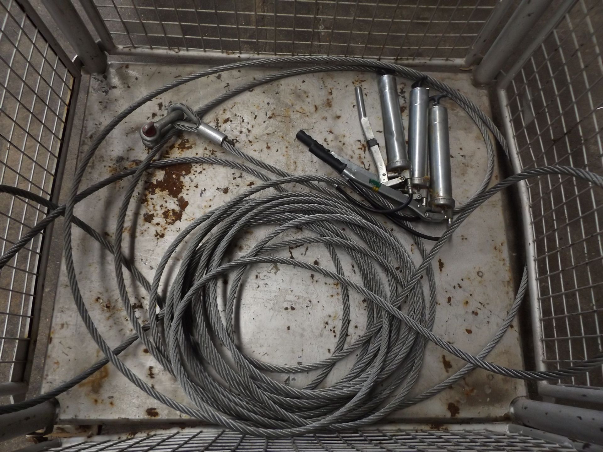 Mixed Stillage of Wire Rope and Grease Guns