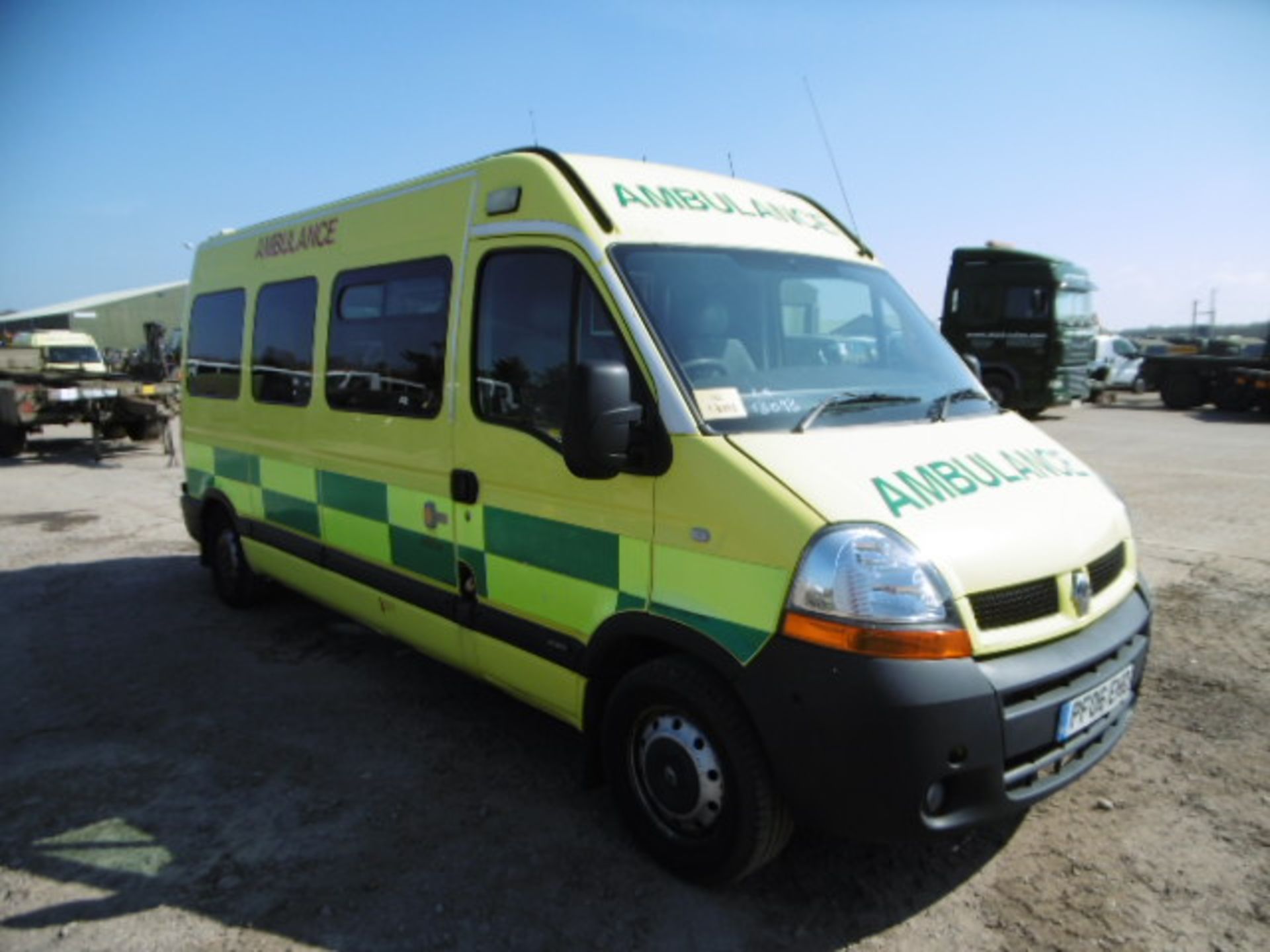 Renault Master 2.5 DCI ambulance - Image 3 of 19