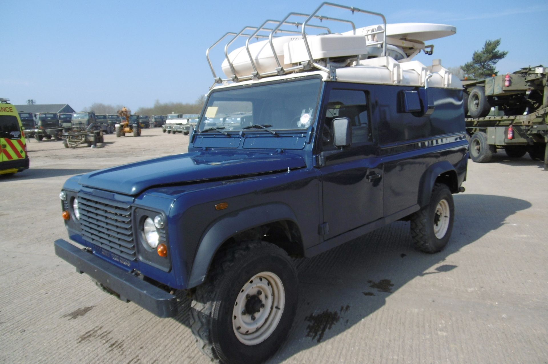 Left Hand Drive SATCOM/Communications Land Rover Defender 110 TD5 - Bild 3 aus 25