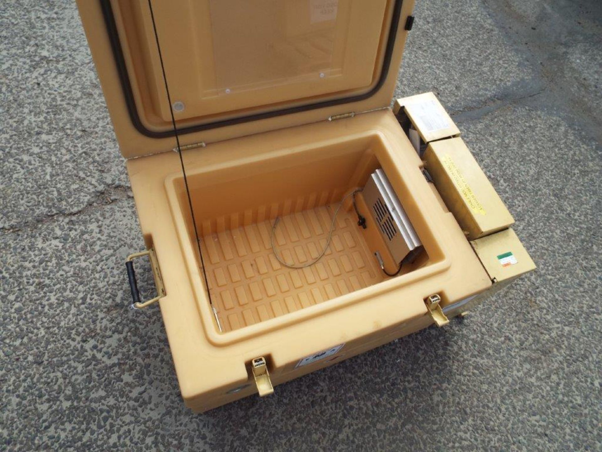 Dometic RCB42P Portable Refrigerator / Cooler - Image 5 of 6