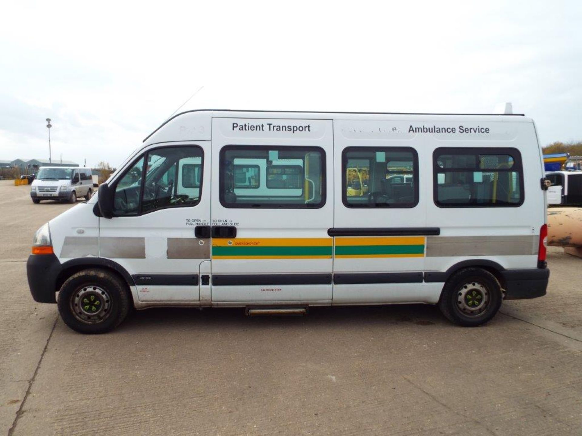 Renault Master 2.5 LM35 DCI Ambulance with Ricon 350KG Tail Lift - Image 4 of 31