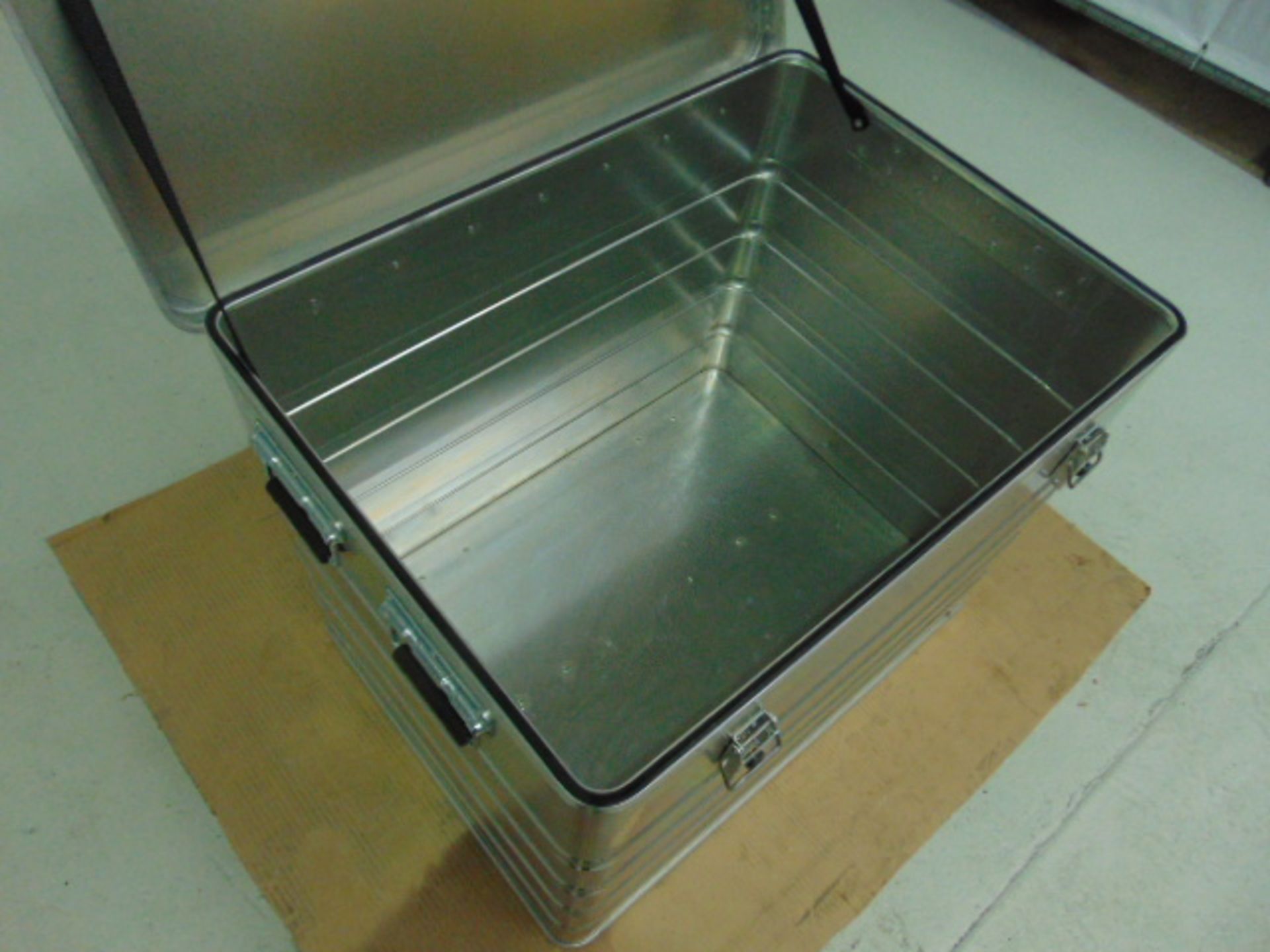 Unissued Heavy Duty Aluminium Stacking Case - Image 3 of 8