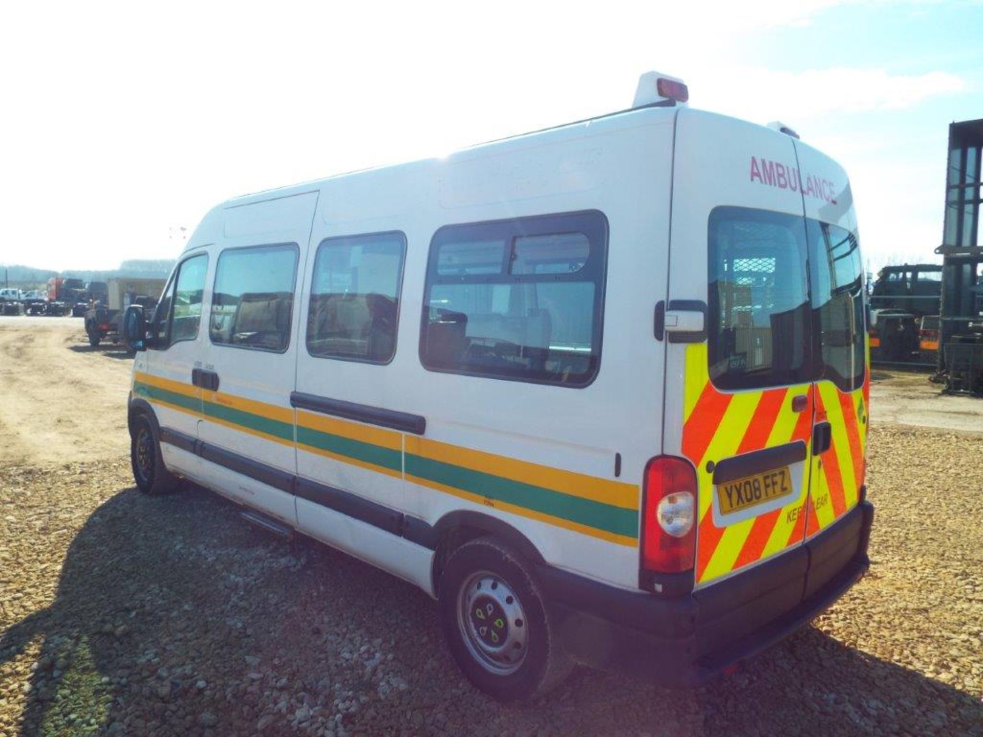 Renault Master 2.5 DCI Patient Transfer Bus with Ricon 350KG Tail Lift - Image 5 of 32