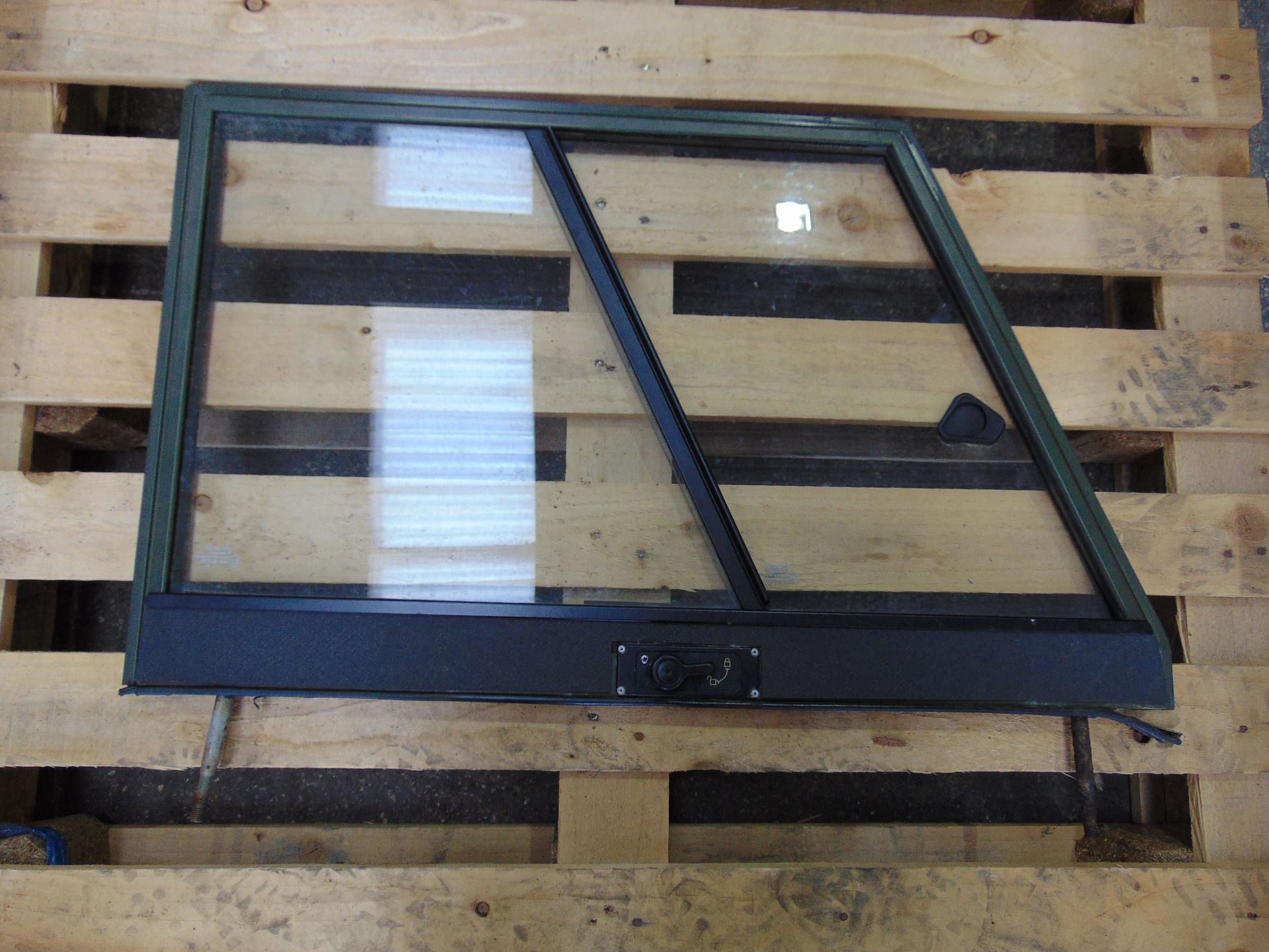 Land Rover Defender LH Side Screen Assy - Image 2 of 4