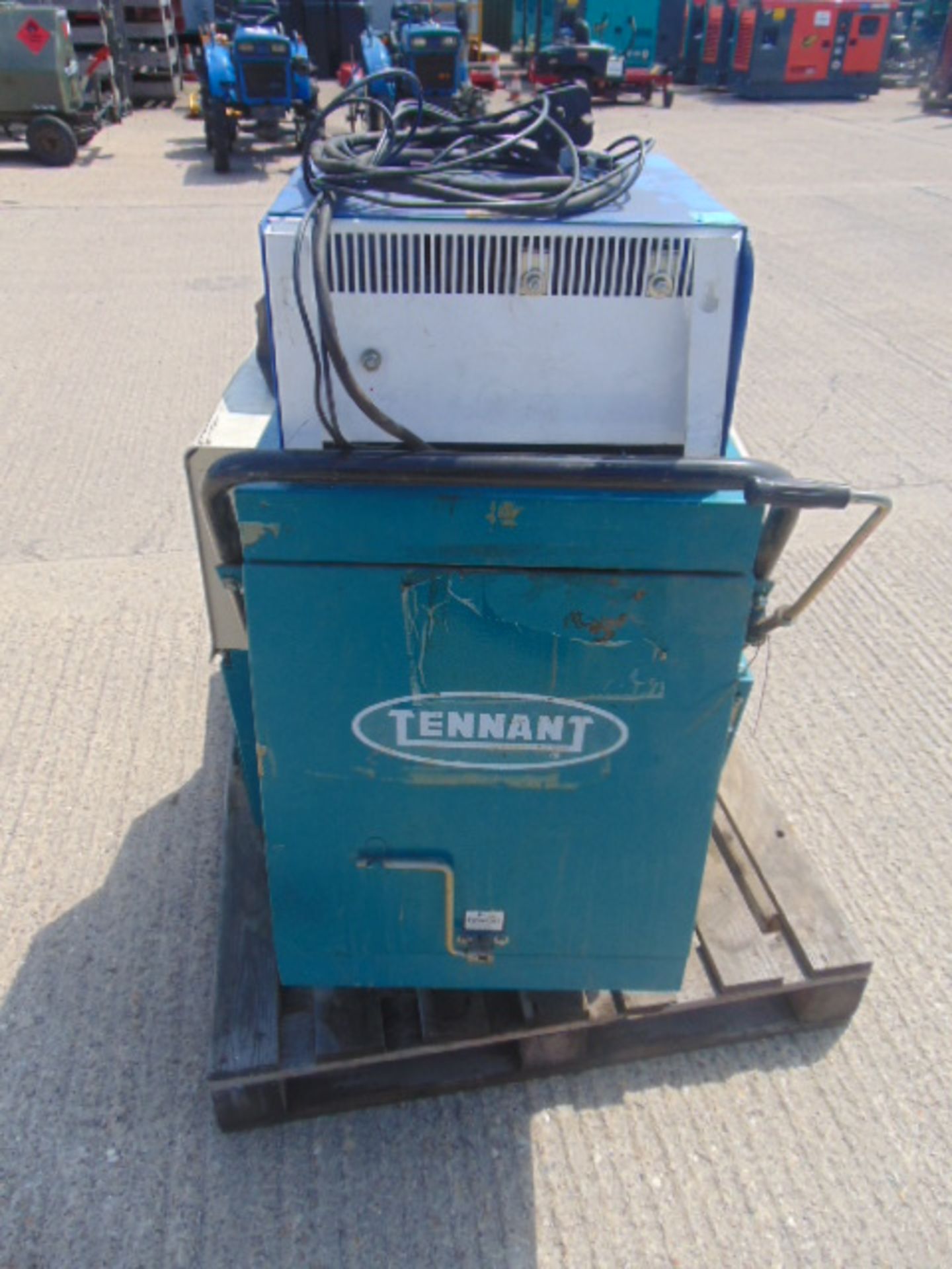 Tennant 42E Walk Behind Electric Sweeper with Vacuum Cleaner C/W Charger - Image 6 of 17