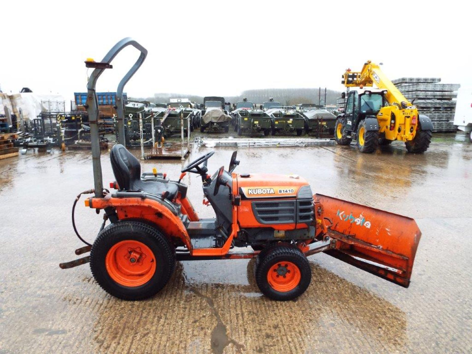 Kubota B1410D 4WD Diesel Powered Compact Tractor with Hydraulic Snow Plough Attachment - Image 8 of 25