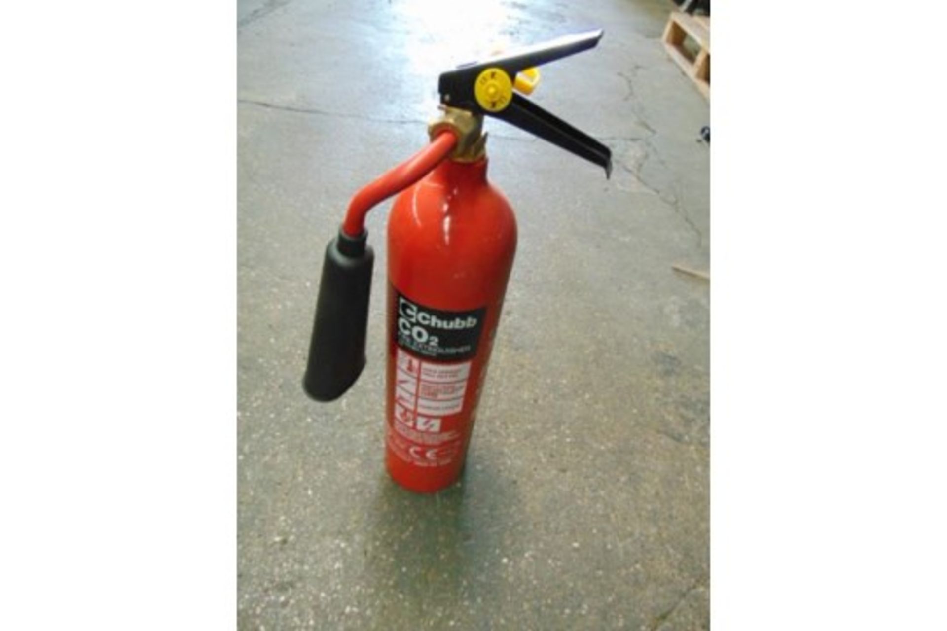11 x Chubb 2KG CO2 Fire Extinguishers - Image 4 of 4