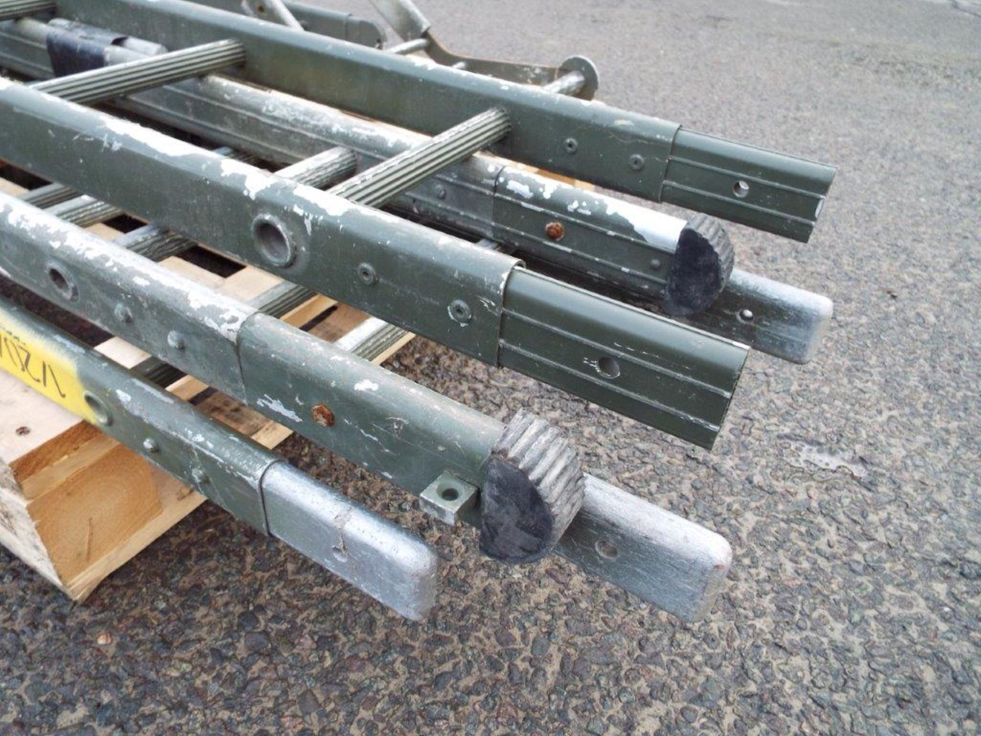 4 Section Military Aluminium Scaling/Assault Ladder with Ridge Hook and Roller Attachments - Image 3 of 7