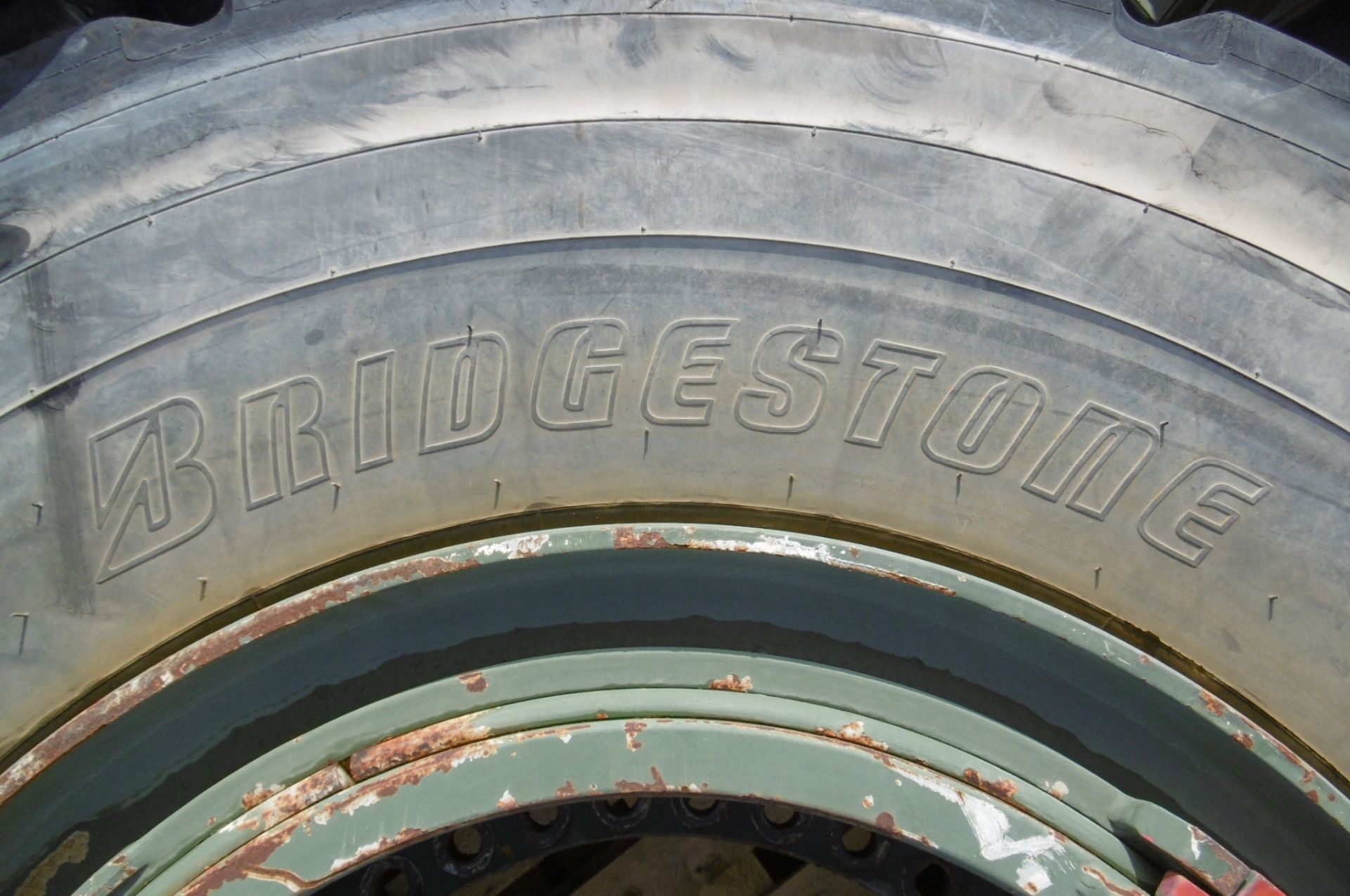 1 x Bridgestone V-Steel-R-Lug 29.5R35 Tyre complete with rim - Image 2 of 6