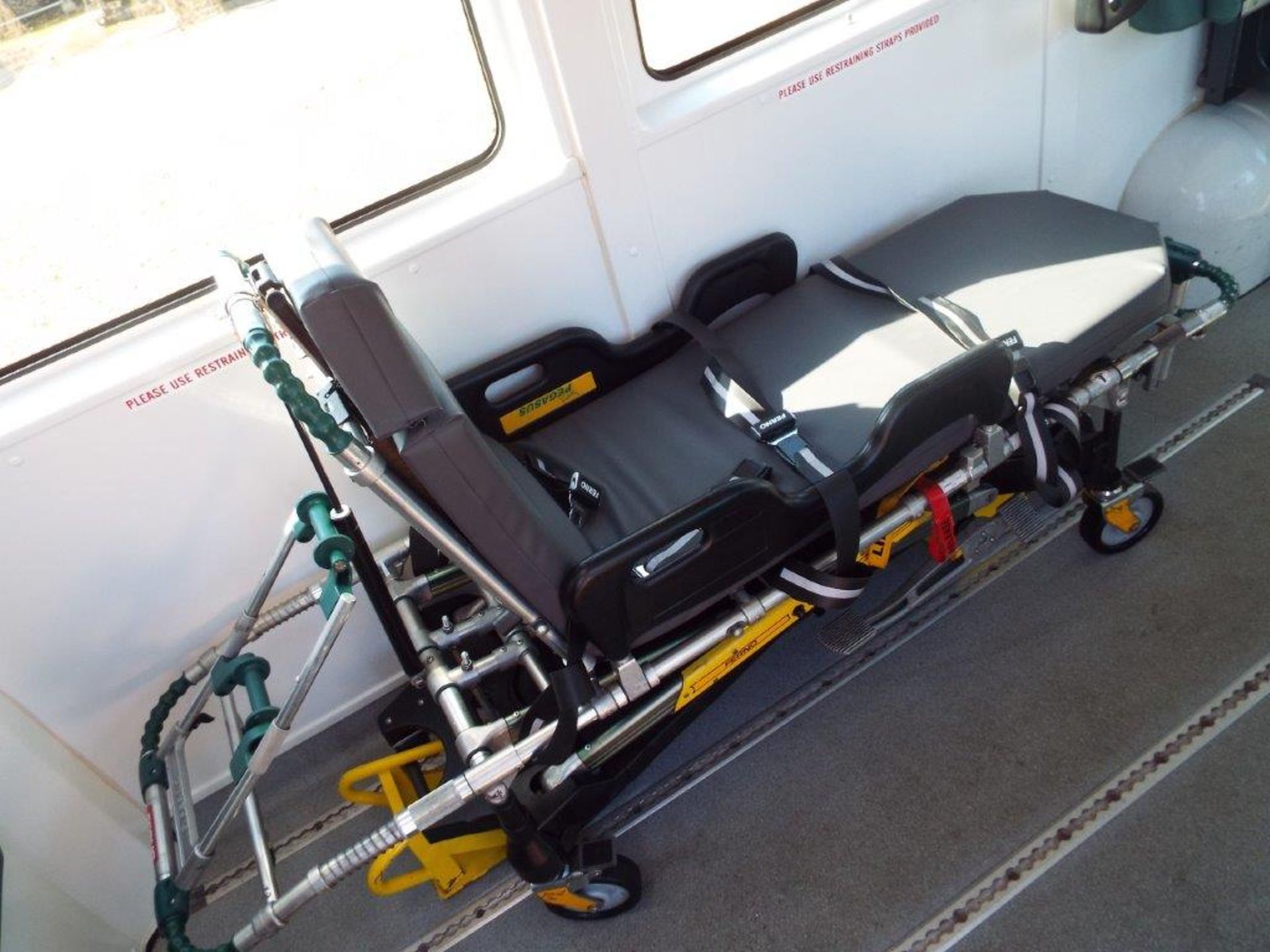 Renault Master 2.5 DCI Patient Transfer Bus with Ricon 350KG Tail Lift - Image 18 of 32