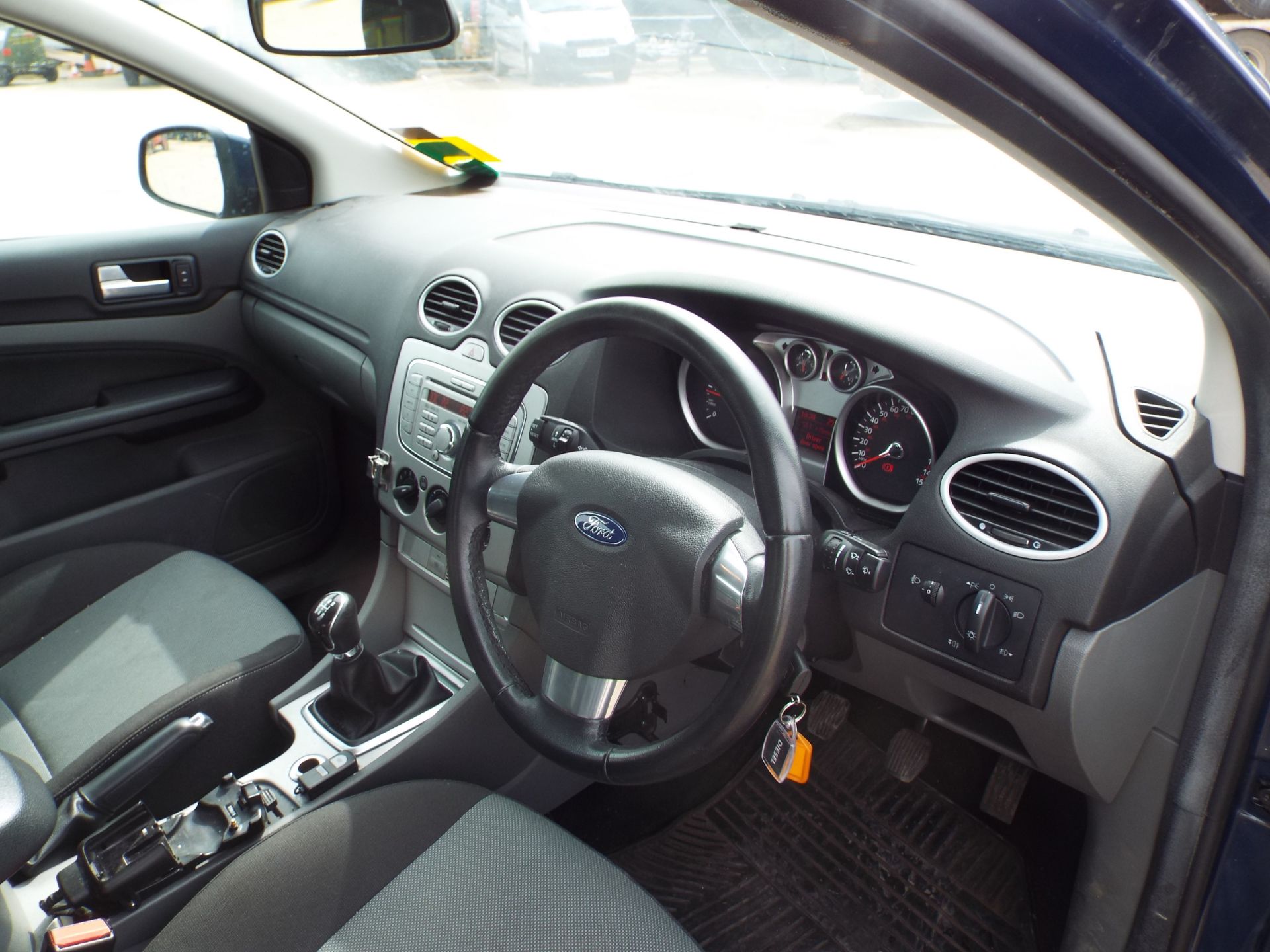 Ford Focus 1.8 TDDI Zetec Hatchback - Image 12 of 24