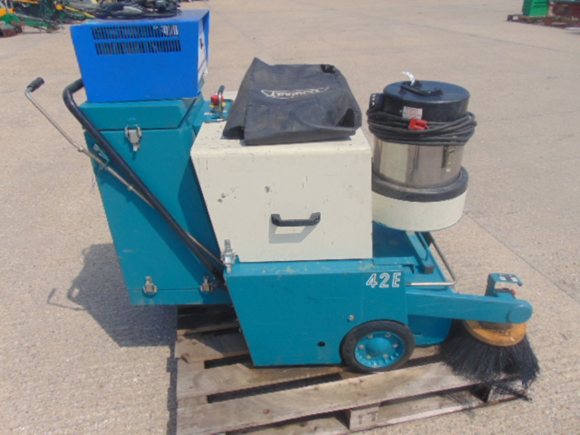 Tennant 42E Walk Behind Electric Sweeper with Vacuum Cleaner C/W Charger - Image 8 of 17