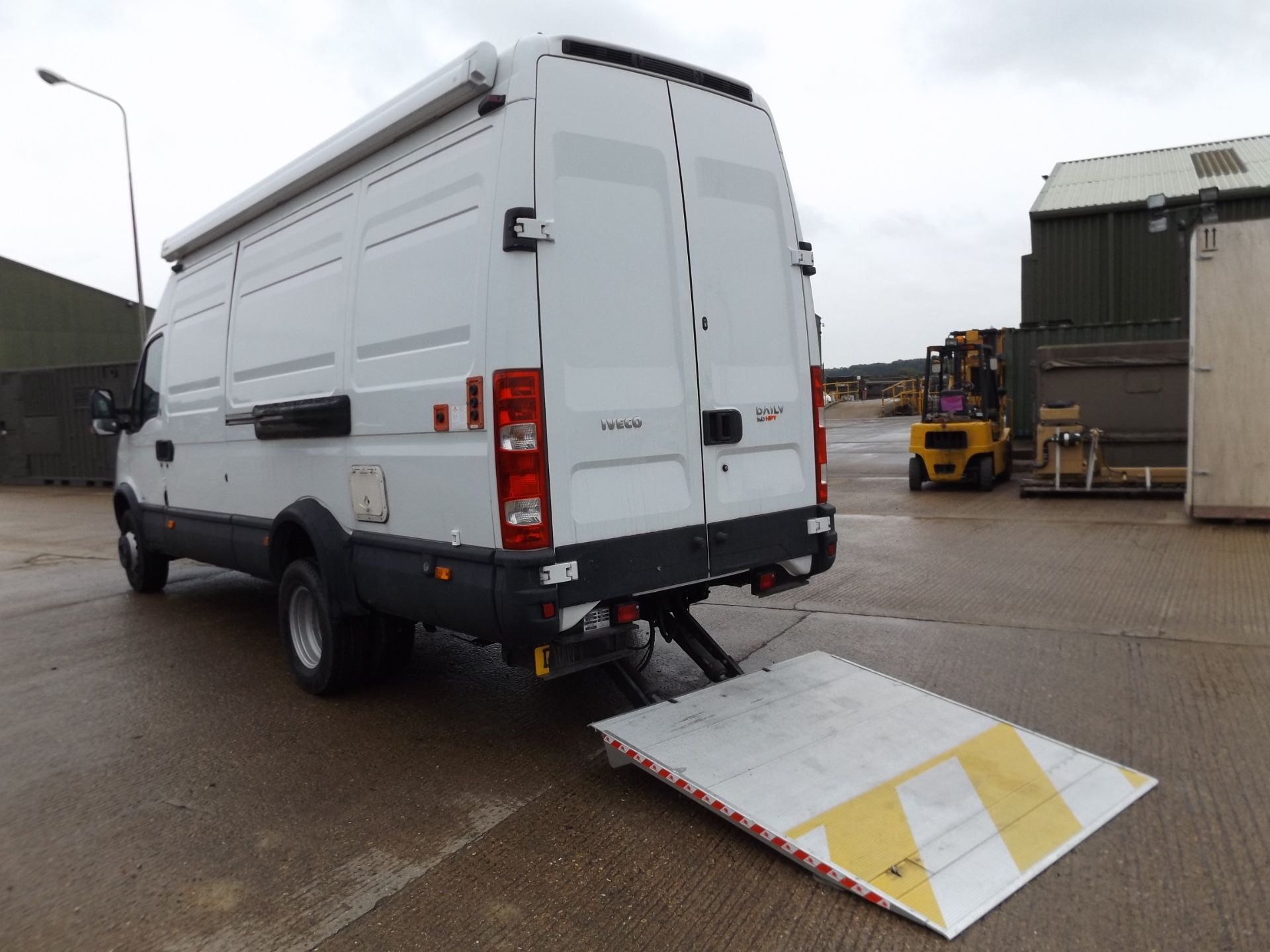 26,527km Iveco Daily 3.0HPT complete with twin Omnistor Safari Residence awnings and tail lift - Image 11 of 33