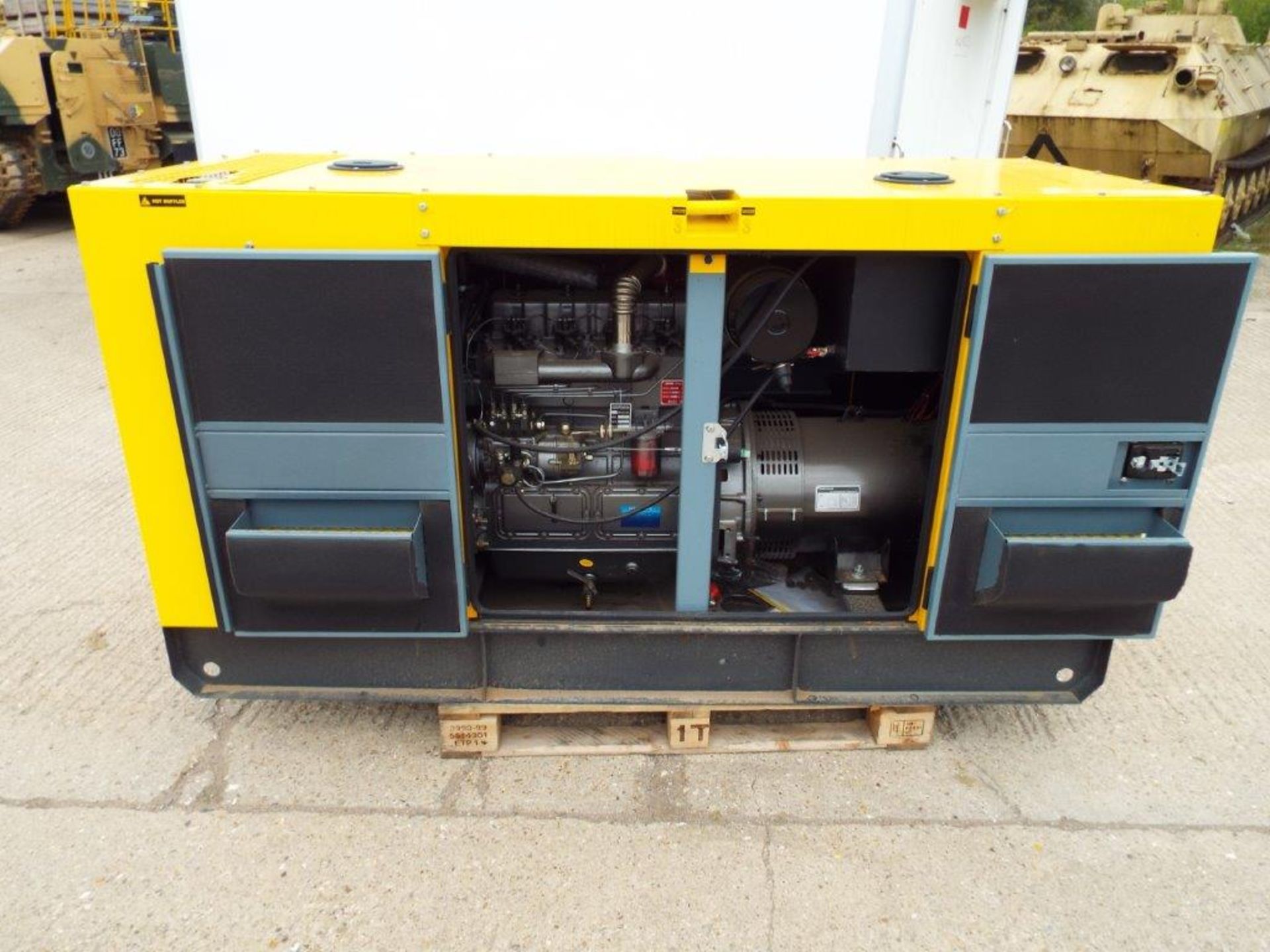 UNISSUED WITH TEST HOURS ONLY 60 KVA 3 Phase Silent Diesel Generator Set - Bild 5 aus 19