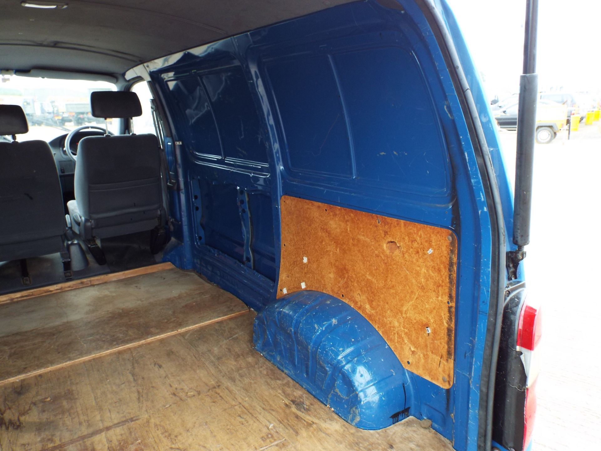 Toyota Hiace 2.4 D - Image 15 of 21