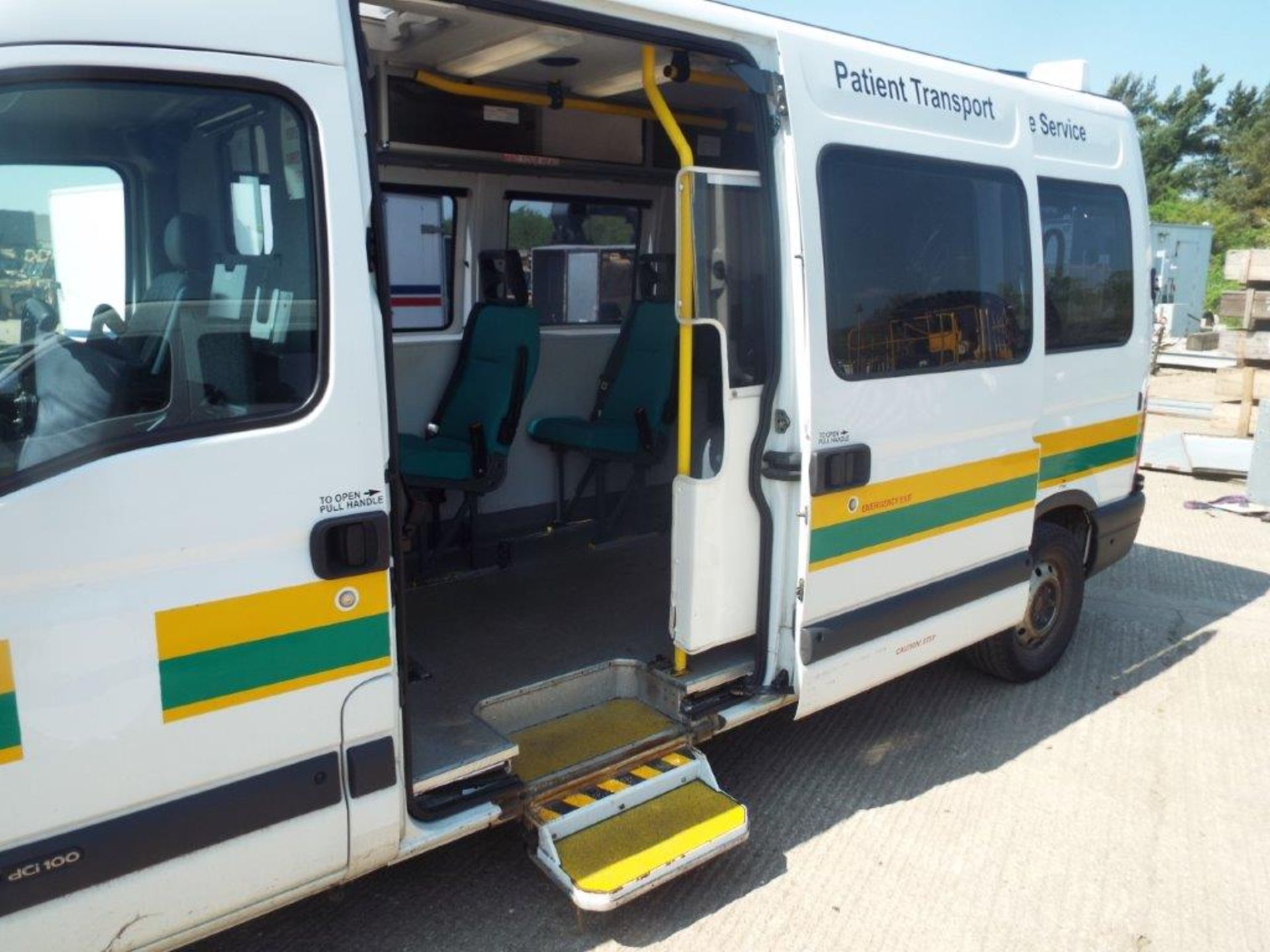 Renault Master 2.5 DCI Patient Transfer Bus with Ricon 350KG Tail Lift - Image 13 of 29