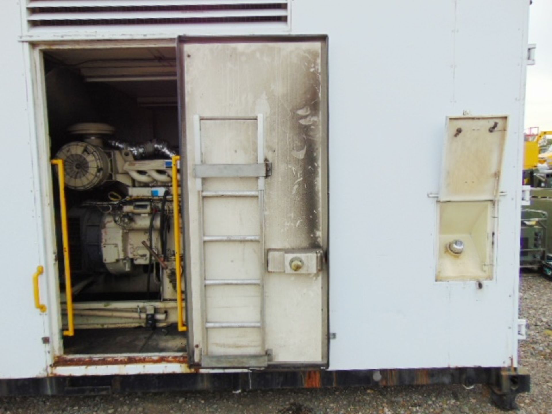 Newage Stamford 300KVA Perkins 2000 Series 3 Phase Containerised Diesel Generator - Image 2 of 26