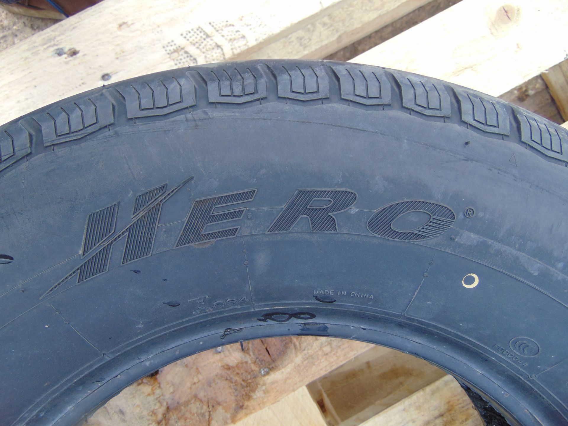 Hero Vanteza LVR 195R14C Tyre - Image 3 of 6