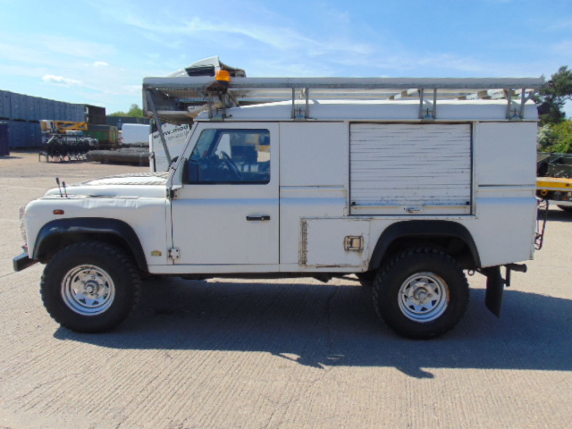 Land Rover Defender 110 Puma Hardtop 4x4 Special Utility (Mobile Workshop) complete with Winch - Bild 4 aus 32