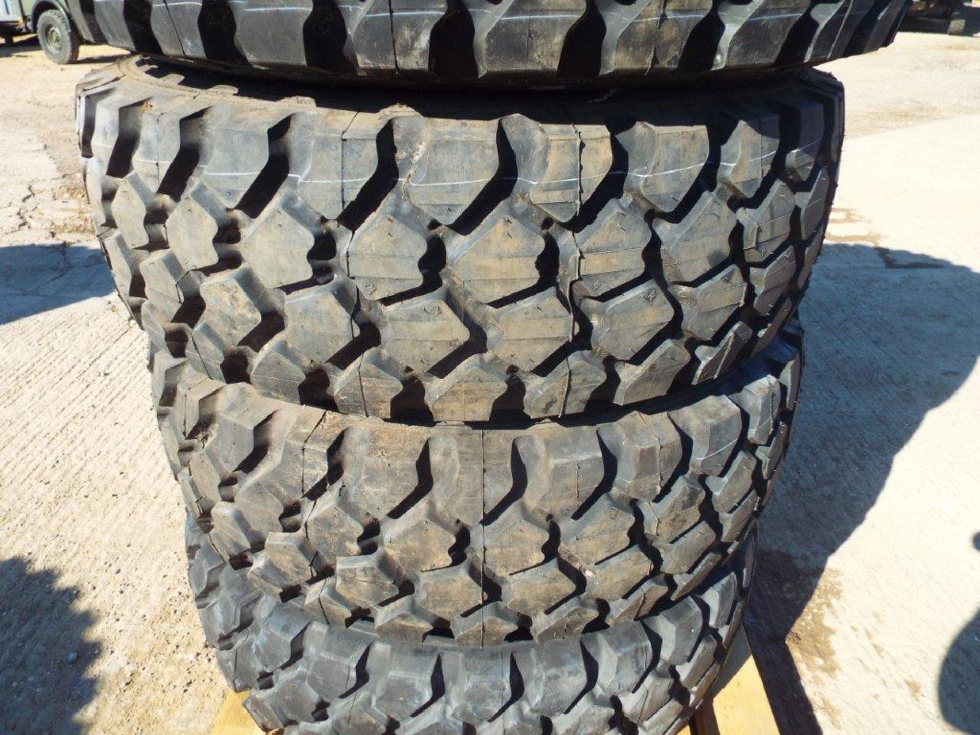 5 x Michelin XZL 365/85 R20 Tyres with Runflat Inserts and 10 Stud Rims - Image 3 of 8