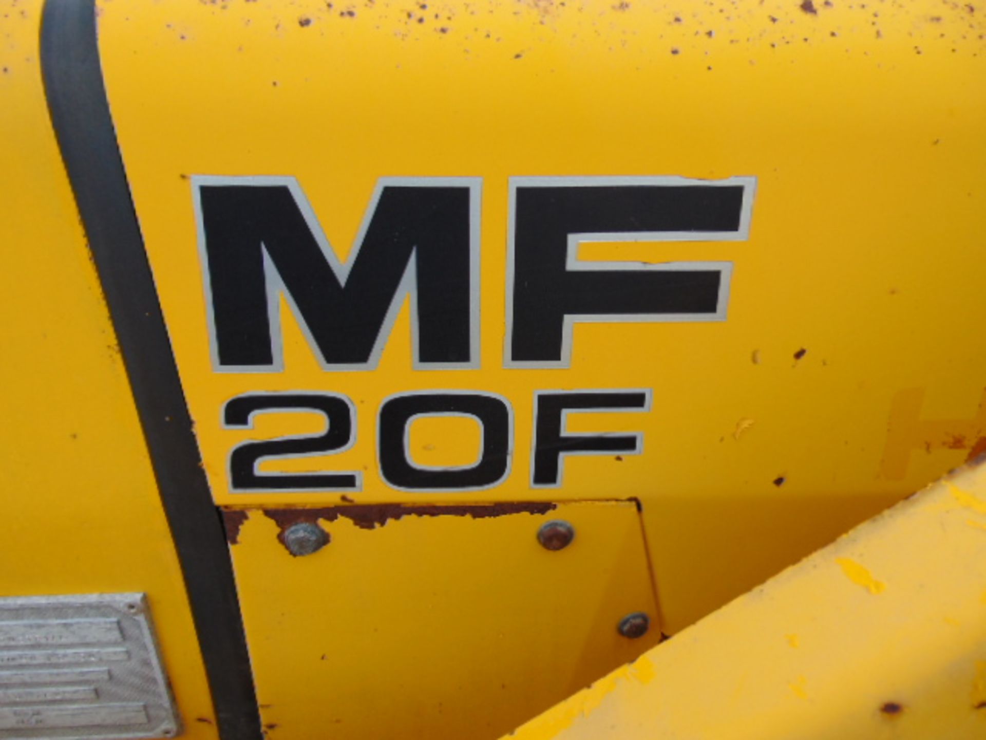 MF20 Highway Tractor with frontloader and bucket 1367 hour ONLY Direct MOD - Image 27 of 31