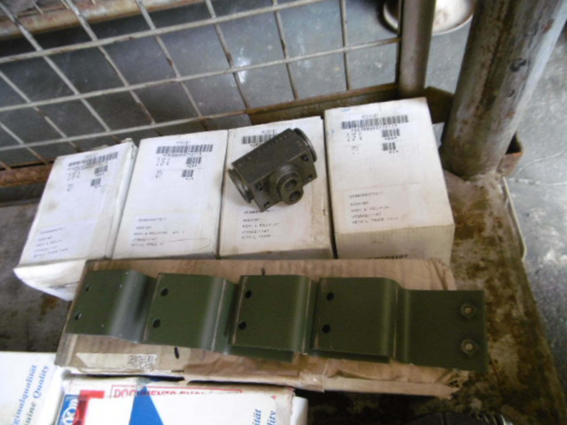 Mixed Stillage of Land Rover and Truck Parts - Image 7 of 8