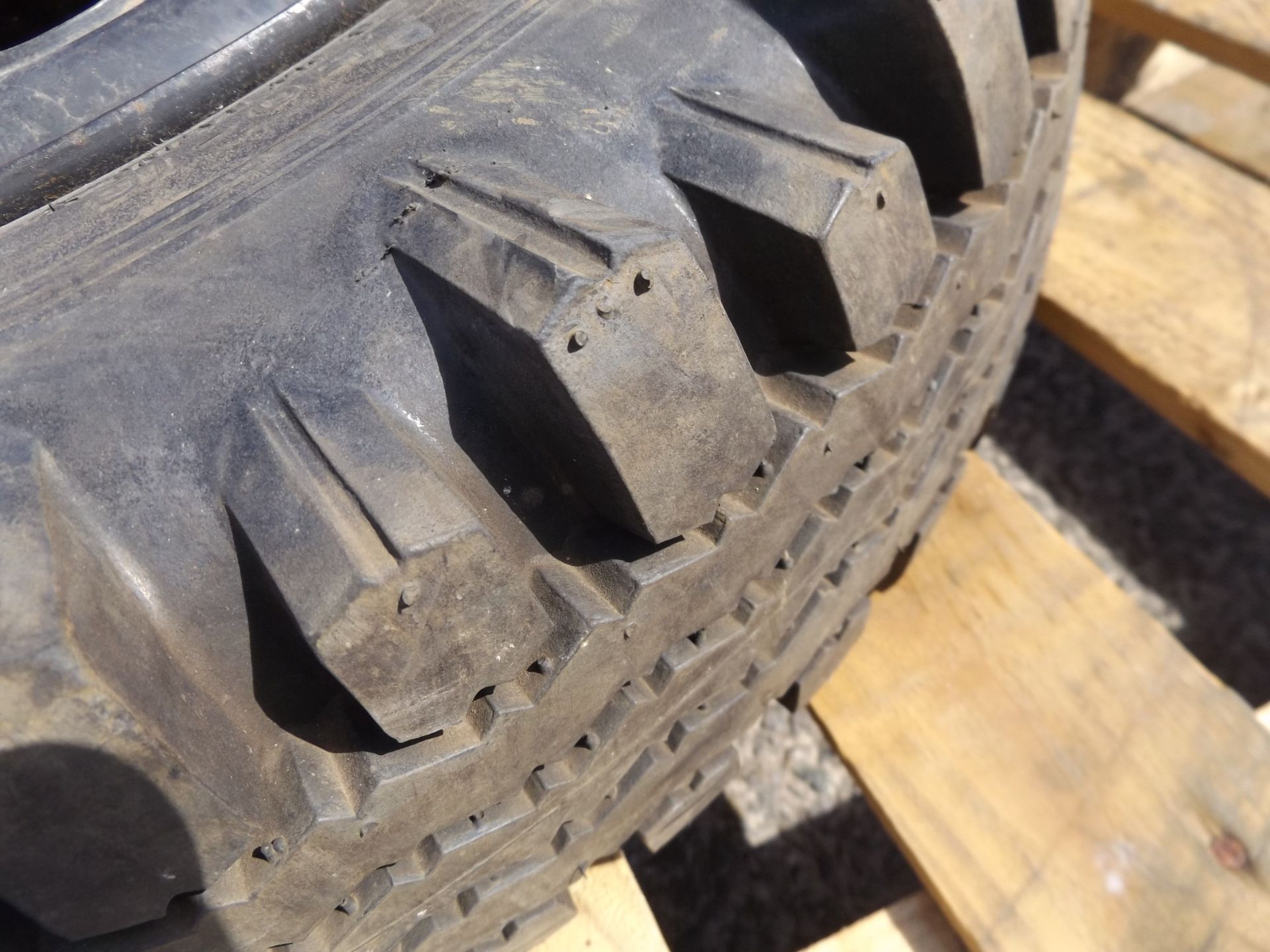 The Holy Grail of Tyres, 1 x Avon Traction Mileage 6.50 x 16 8 Ply Tyre complete with 5 stud rim - Image 5 of 5