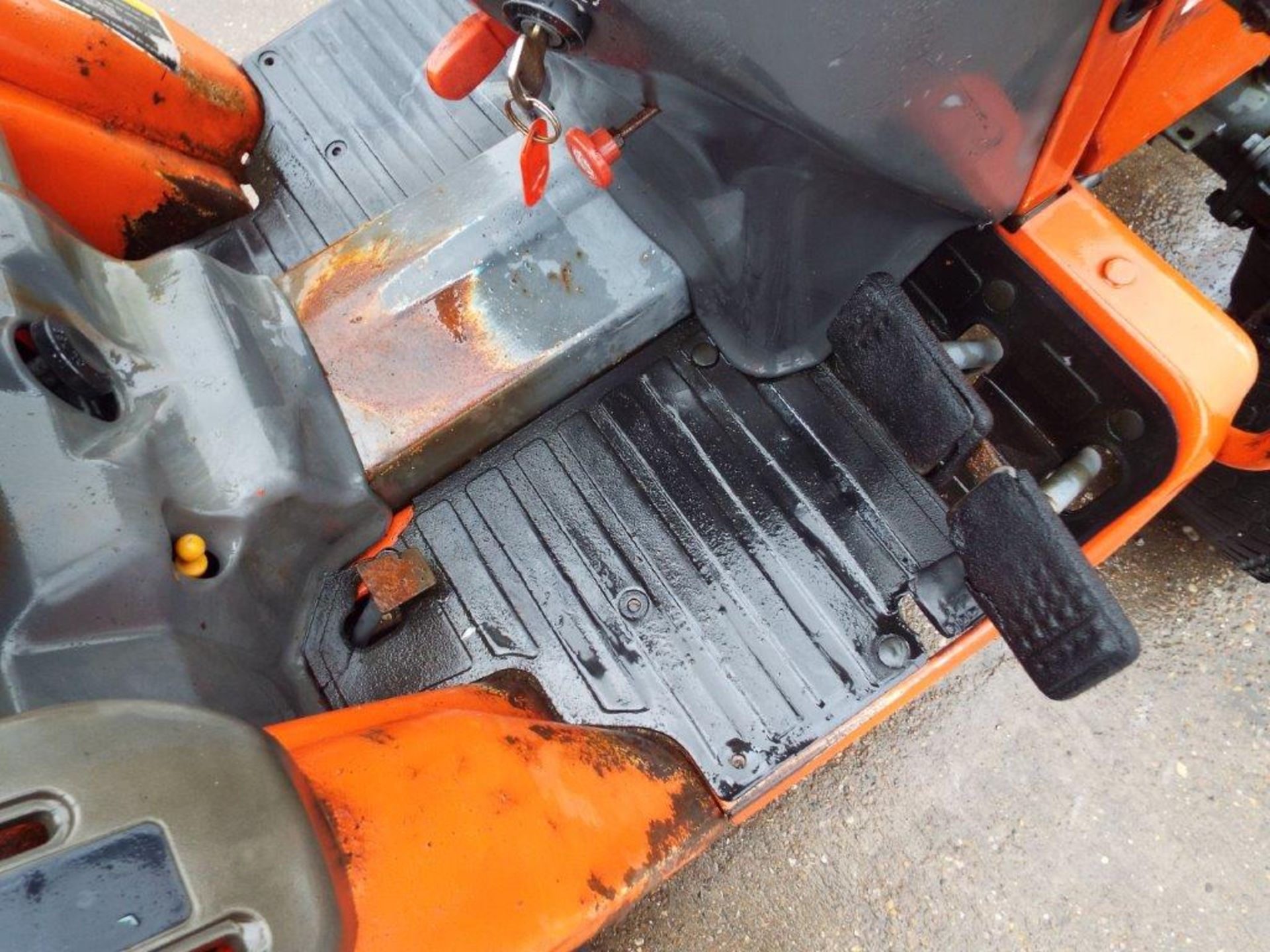Kubota B1410D 4WD Diesel Powered Compact Tractor with Hydraulic Snow Plough Attachment - Image 18 of 25