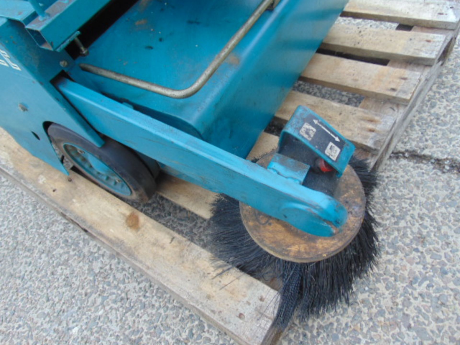 Tennant 42E Walk Behind Electric Sweeper with Vacuum Cleaner C/W Charger - Image 8 of 12