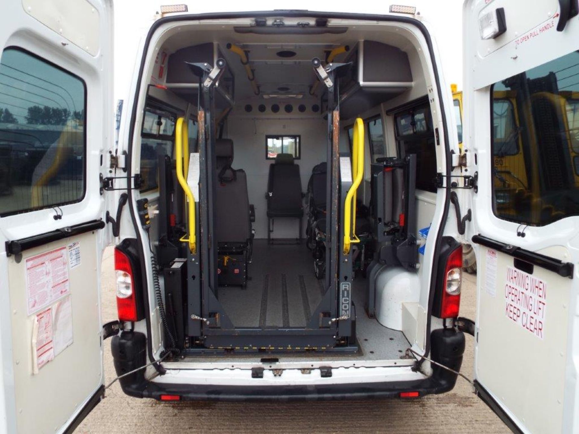 Renault Master 2.5 DCI Patient Transfer Bus with Ricon 350KG Tail Lift - Image 23 of 29