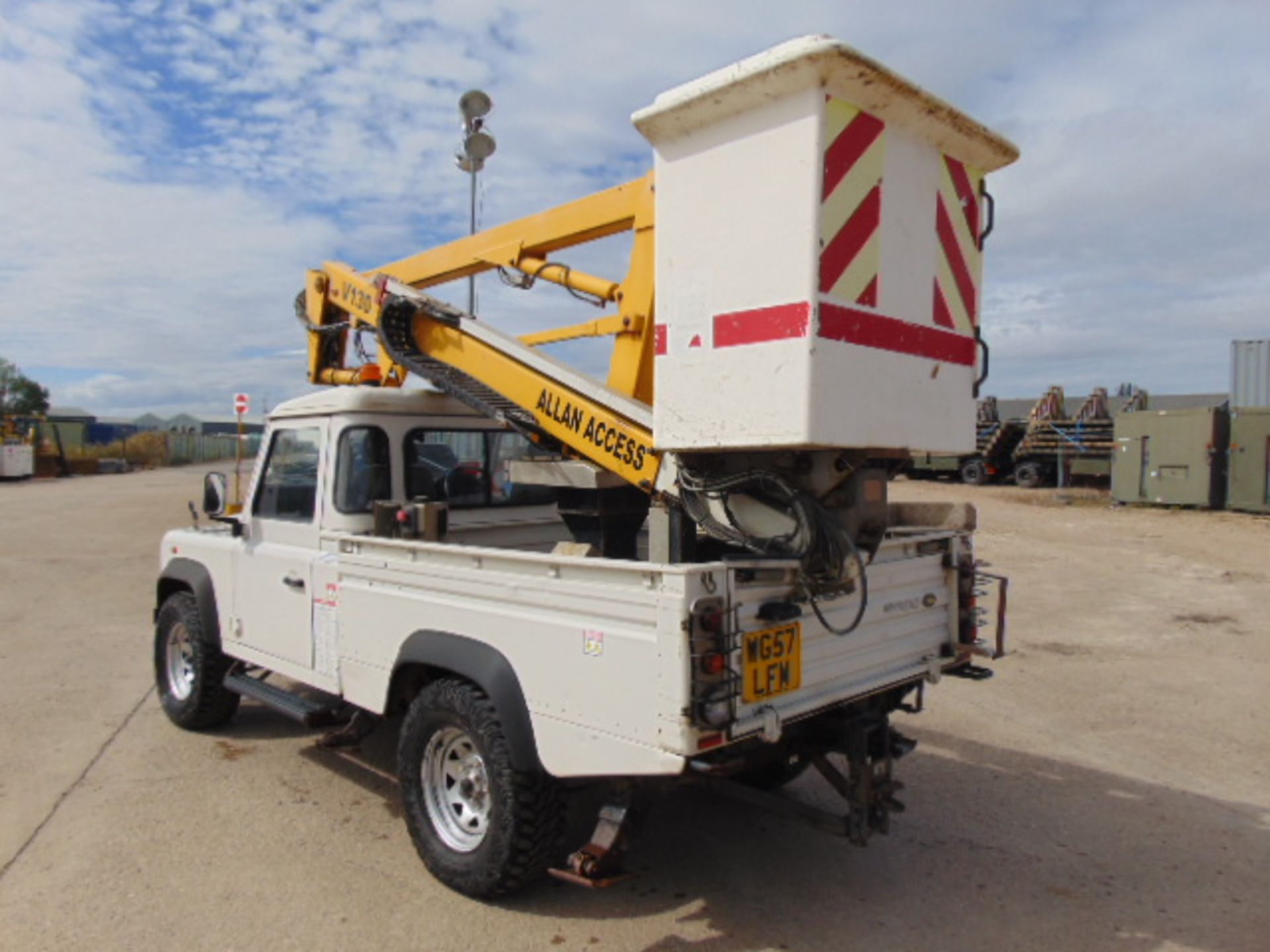 Land Rover 110 2.4TDCi Defender Fitted with V130 13 Metre Platform Access Hoist - Bild 5 aus 23