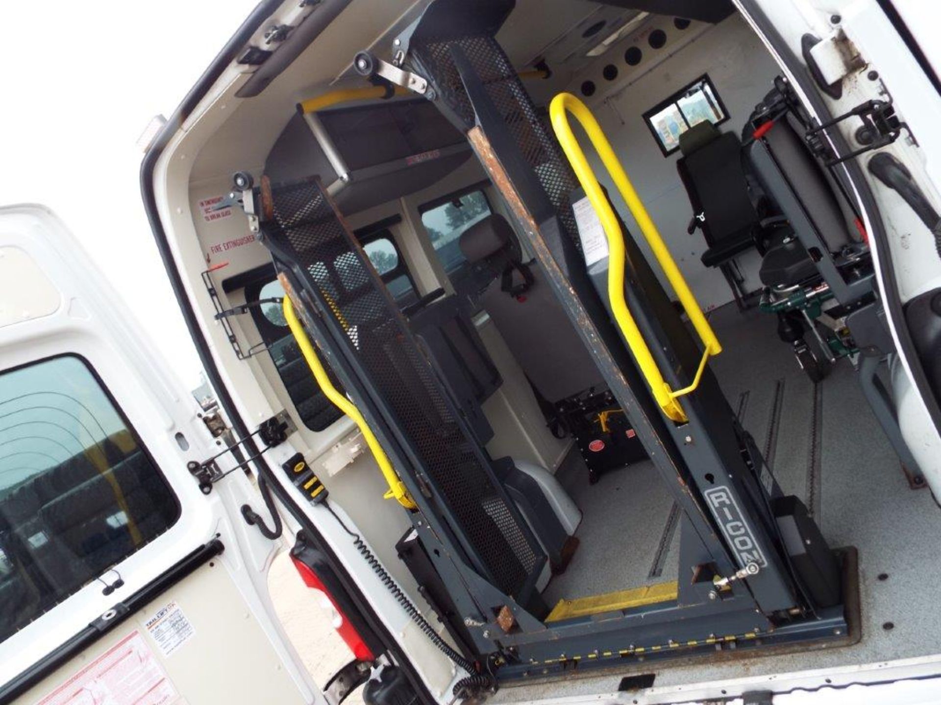 Renault Master 2.5 DCI Patient Transfer Bus with Ricon 350KG Tail Lift - Image 24 of 29