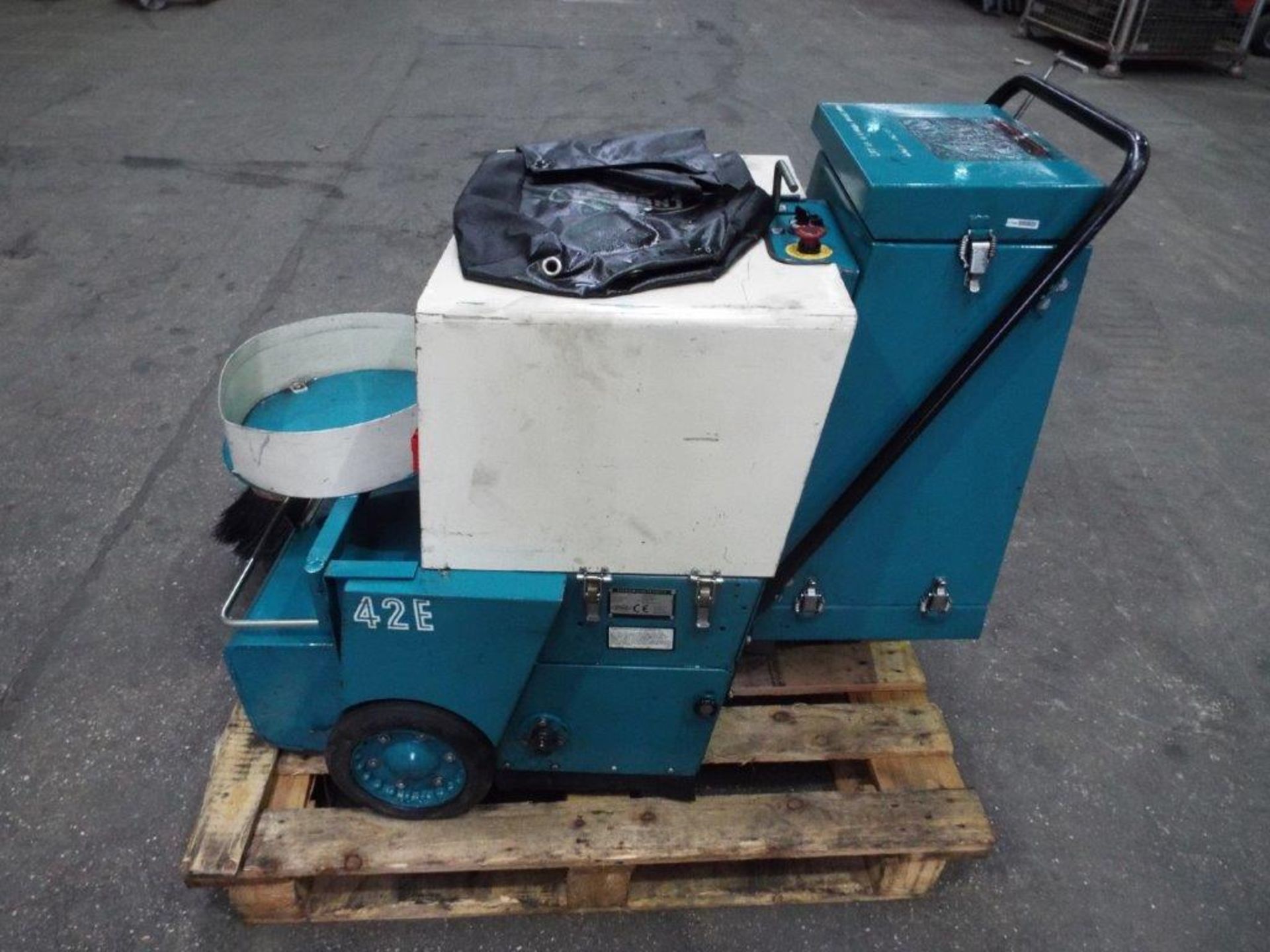 Tennant 42E Walk Behind Electric Sweeper with Charger - Bild 3 aus 19