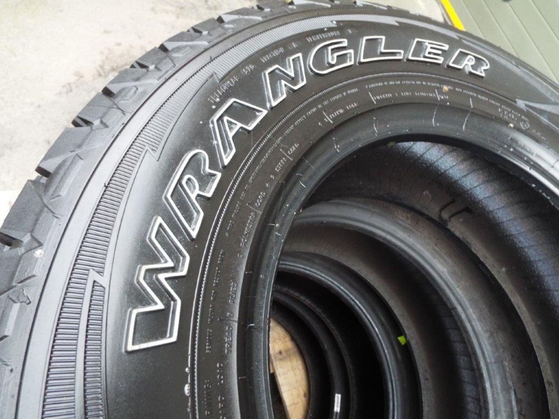 5 x Goodyear Wrangler Silentarmour P245/75 R17 Winter Tyres - Image 4 of 11