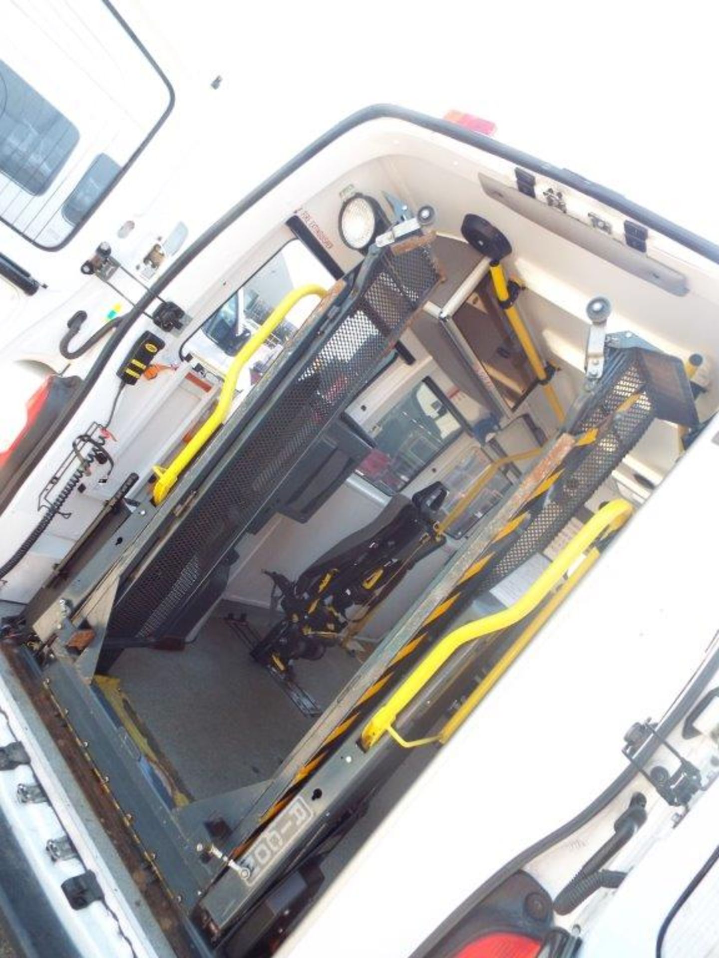 Renault Master 2.5 DCI Patient Transfer Bus with Ricon 350KG Tail Lift - Image 19 of 29