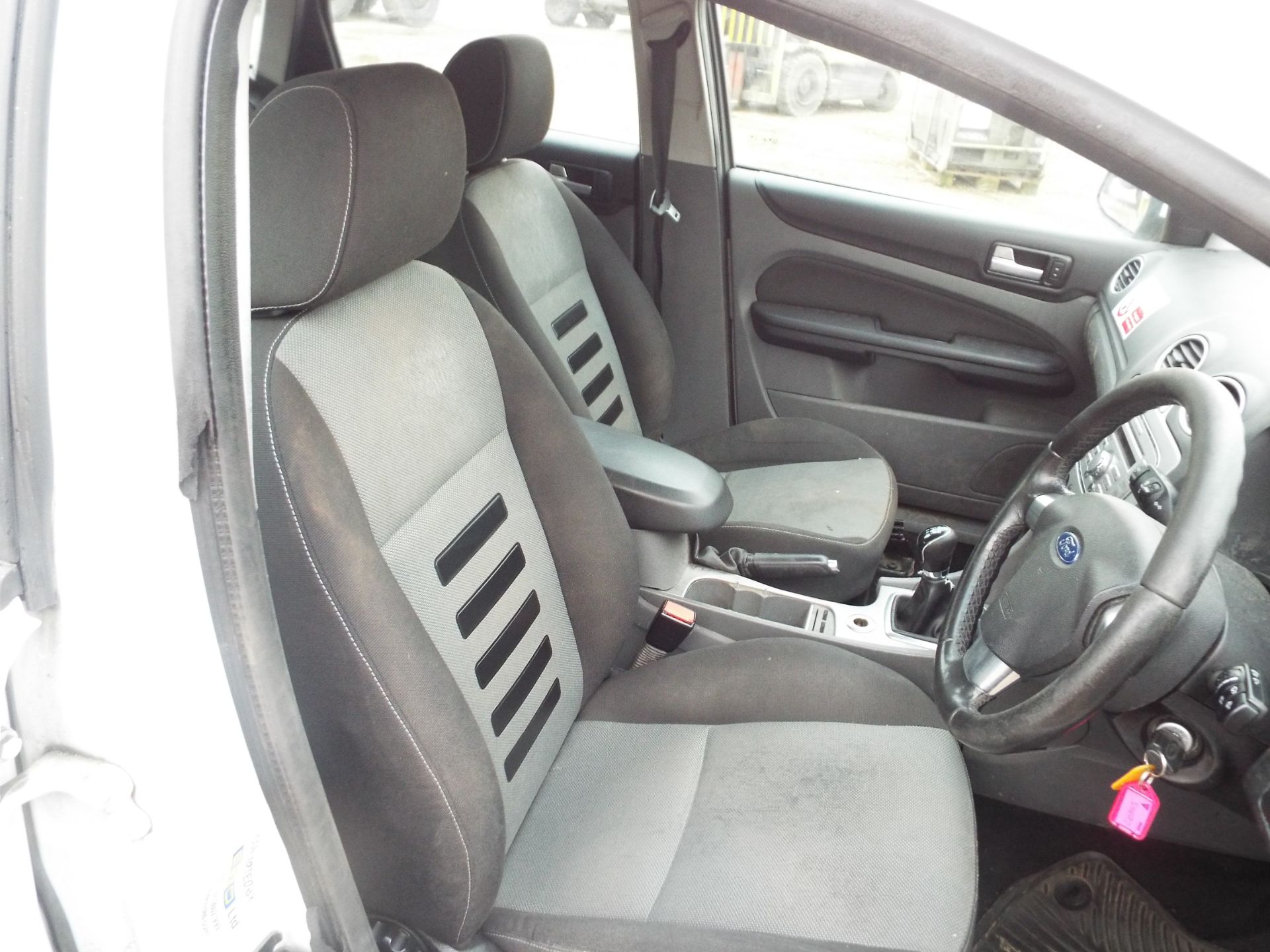 Ford Focus 1.8 Zetec Turbo Diesel Estate - Image 12 of 17