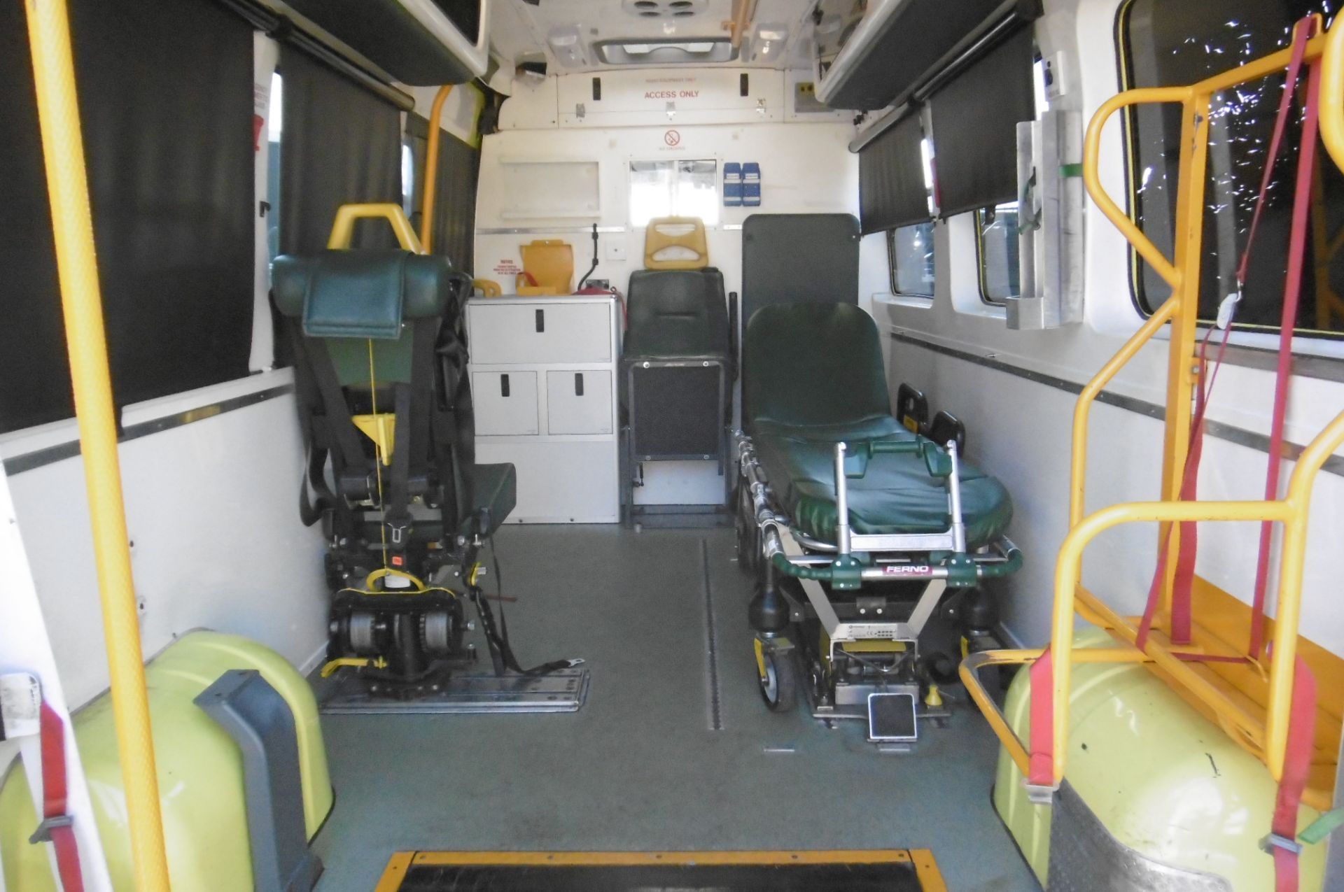 Renault Master 2.5 DCI ambulance - Image 13 of 16