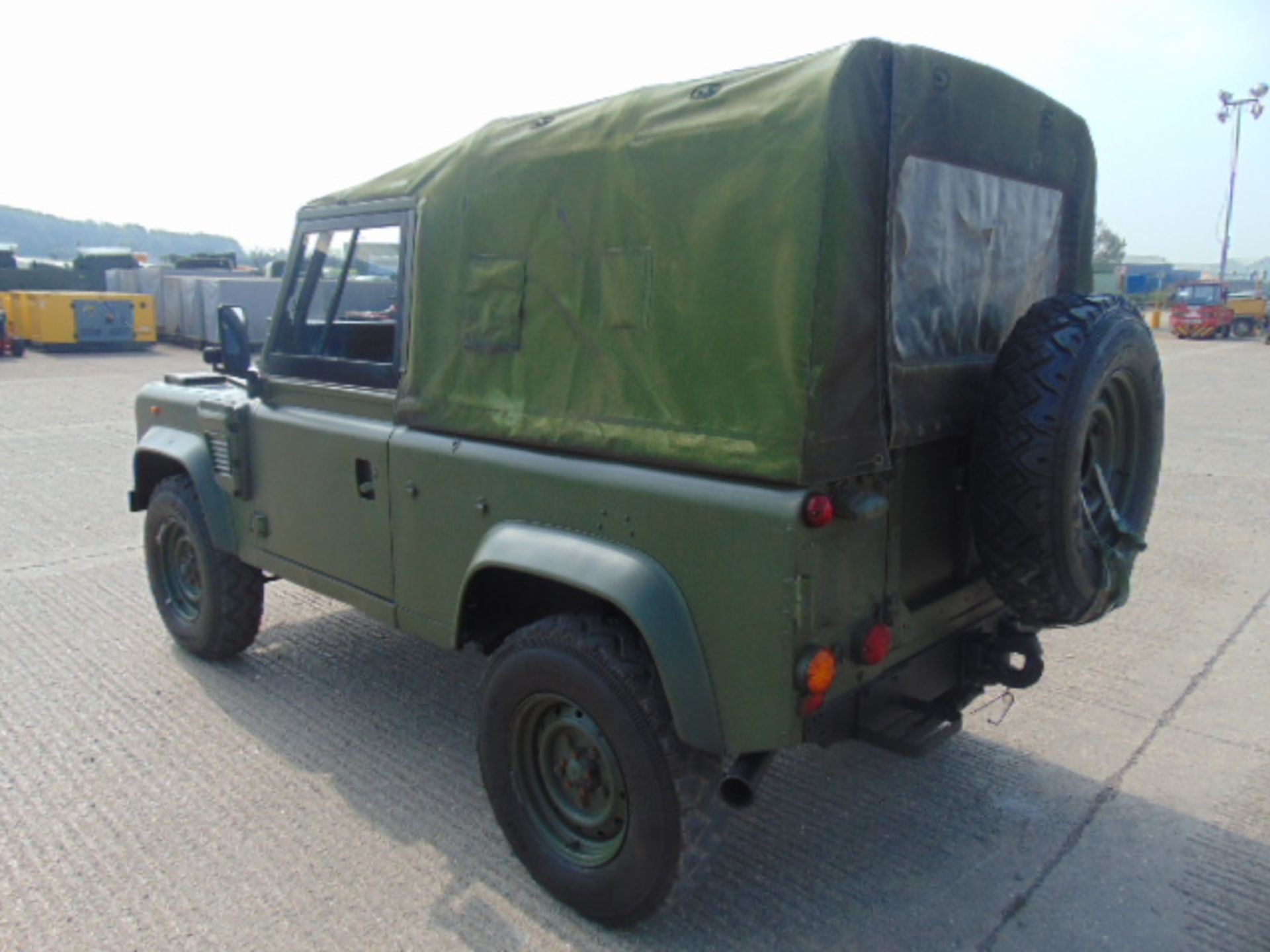 Military Specification Land Rover Wolf 90 Soft Top - Bild 5 aus 26