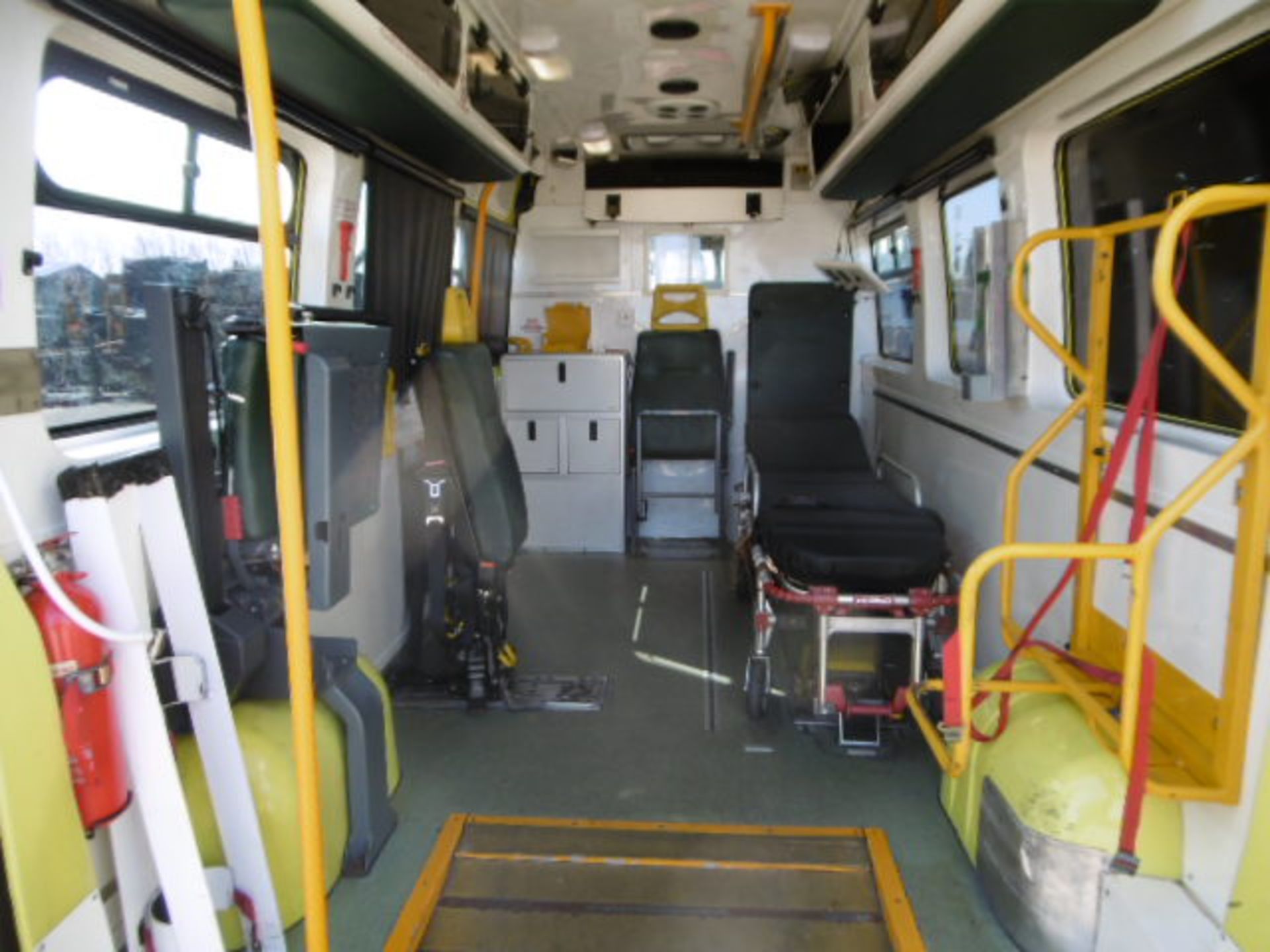 Renault Master 2.5 DCI ambulance - Image 12 of 19