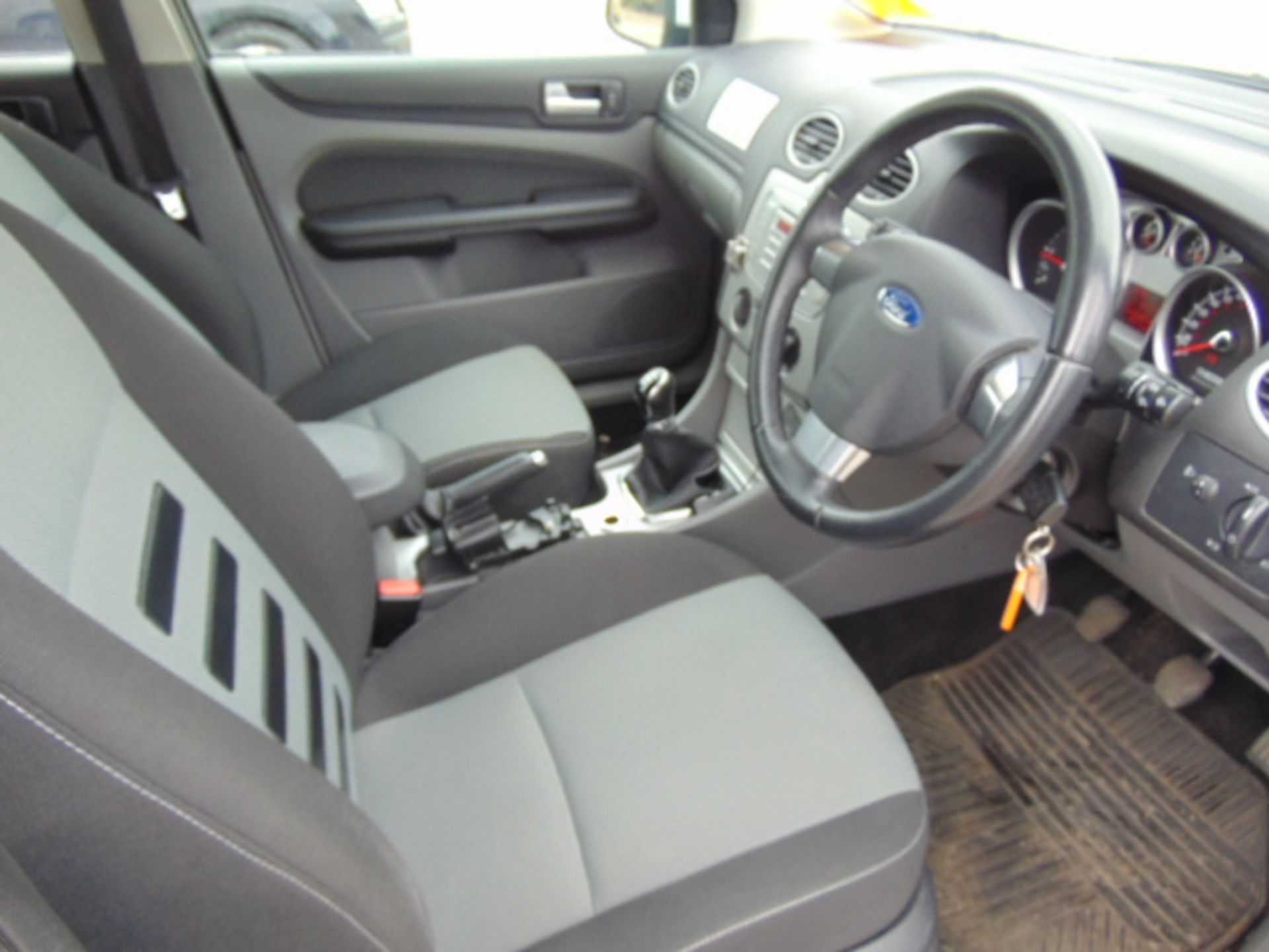 Ford Focus 1.8 TDCI Zetec Estate - Bild 12 aus 17