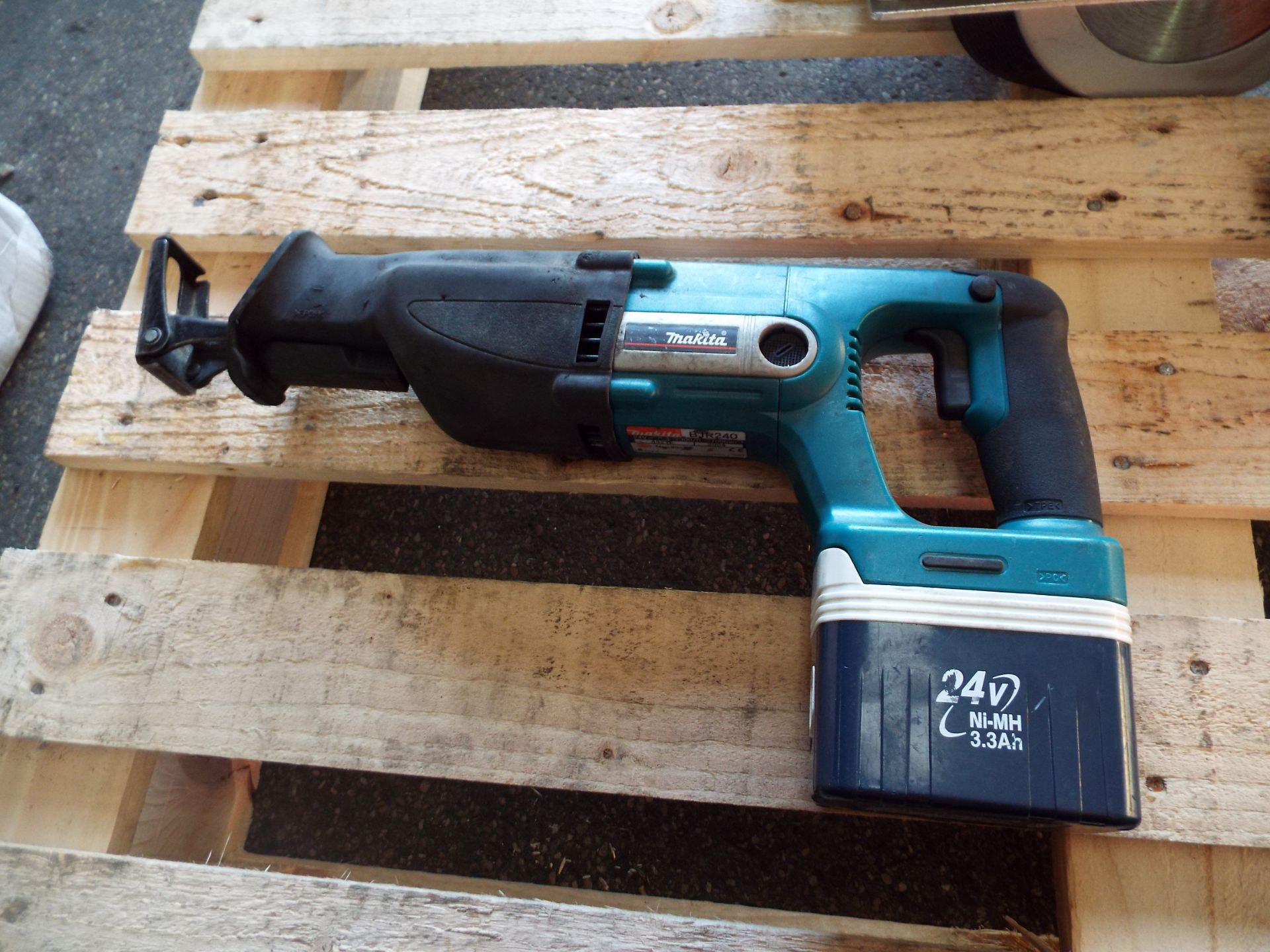 3 x Makita Power Tools with Batteries and Charger - Image 2 of 9