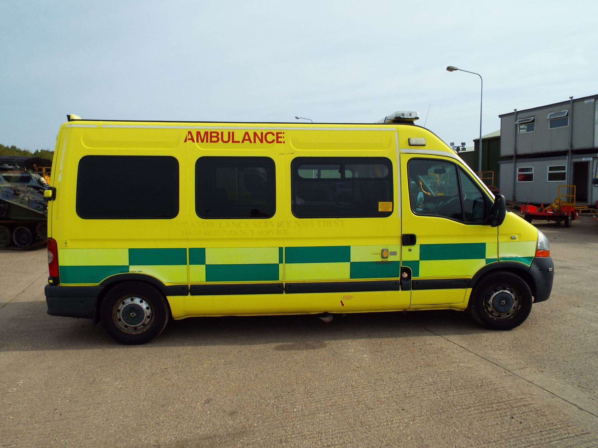 RHD Renault Master 2.5 DCI Ambulance - Image 8 of 24