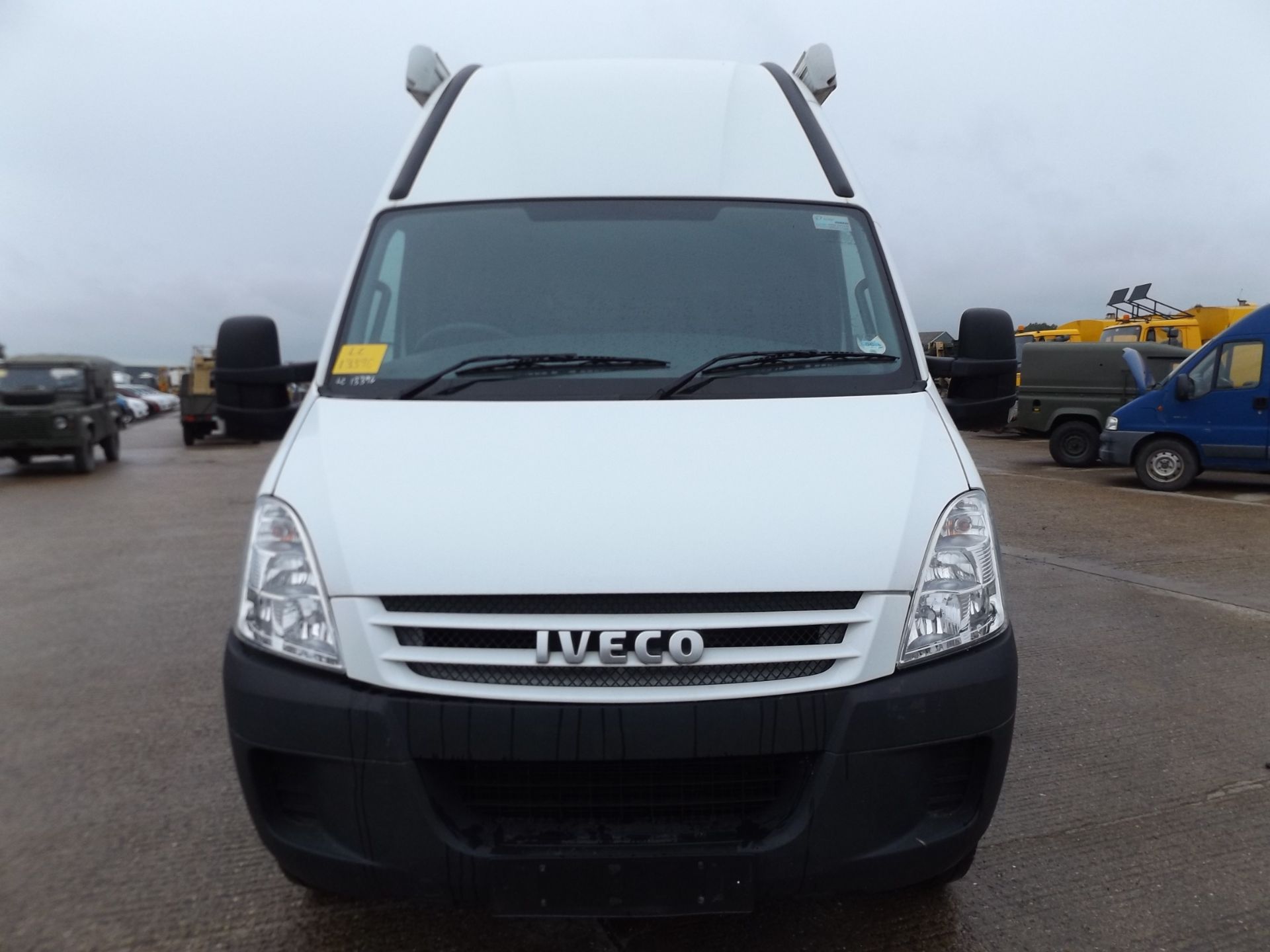 26,527km Iveco Daily 3.0HPT complete with twin Omnistor Safari Residence awnings and tail lift - Bild 2 aus 33