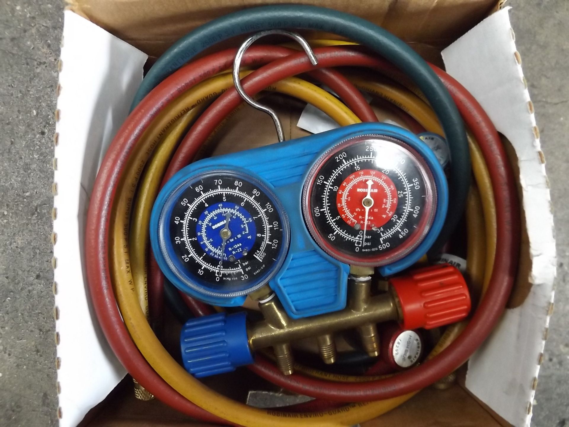 Robinair Side Wheel Manifold Gauge Set with Premium Charging Hoses