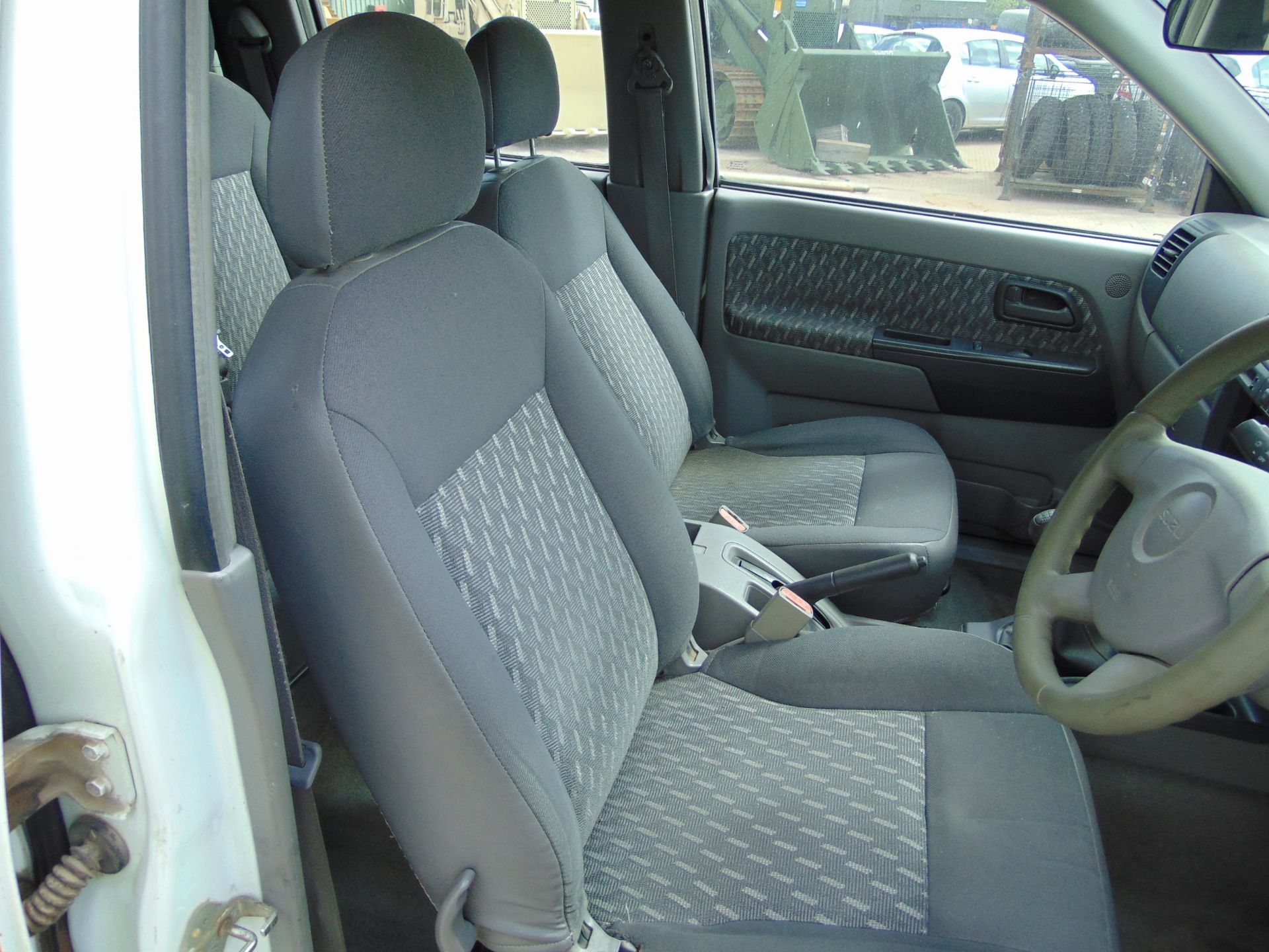 Isuzu D-Max 3.0 TD 4 x 4 Double Cab Pickup - Image 13 of 20