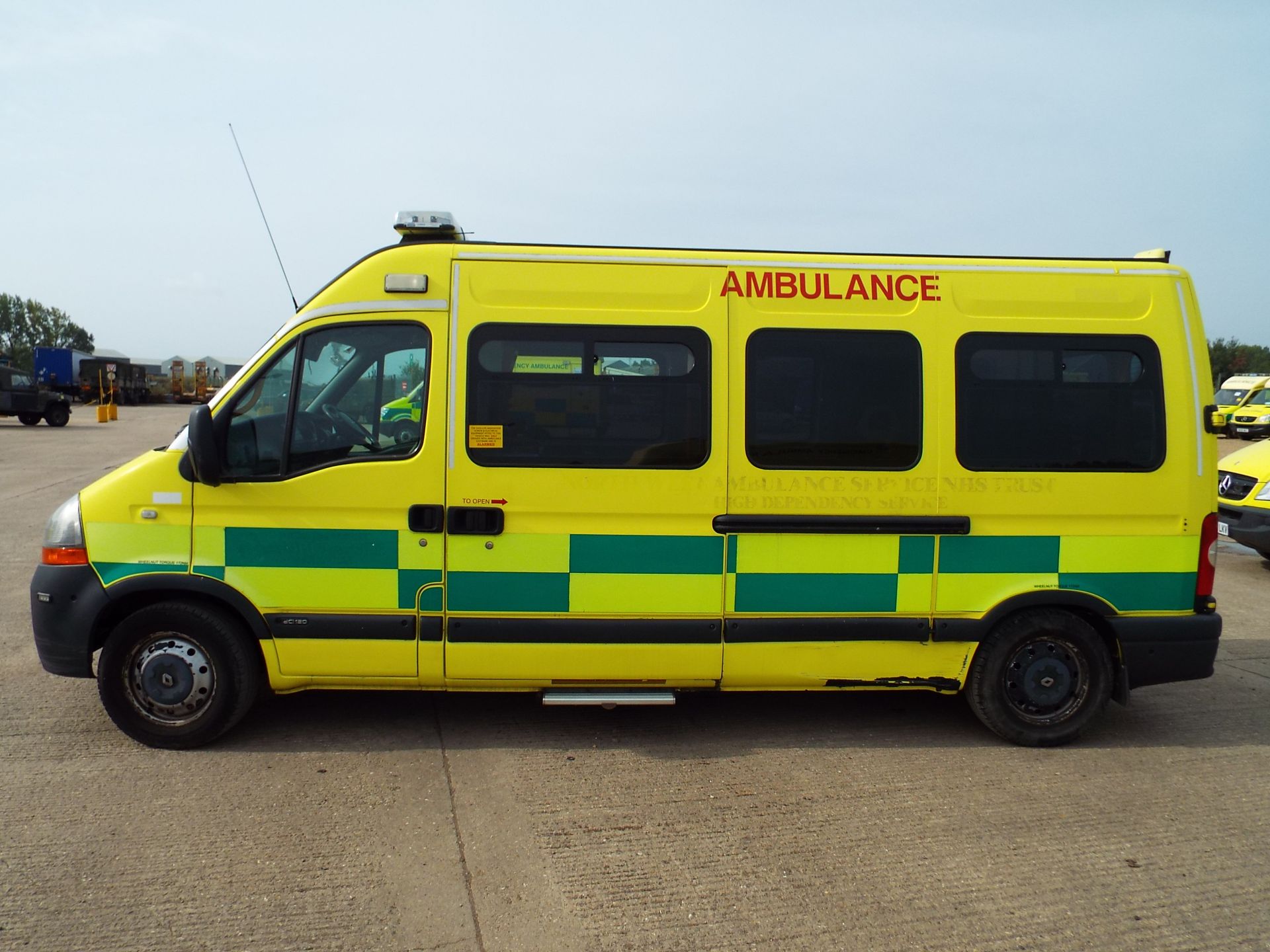 RHD Renault Master 2.5 DCI Ambulance - Image 4 of 24