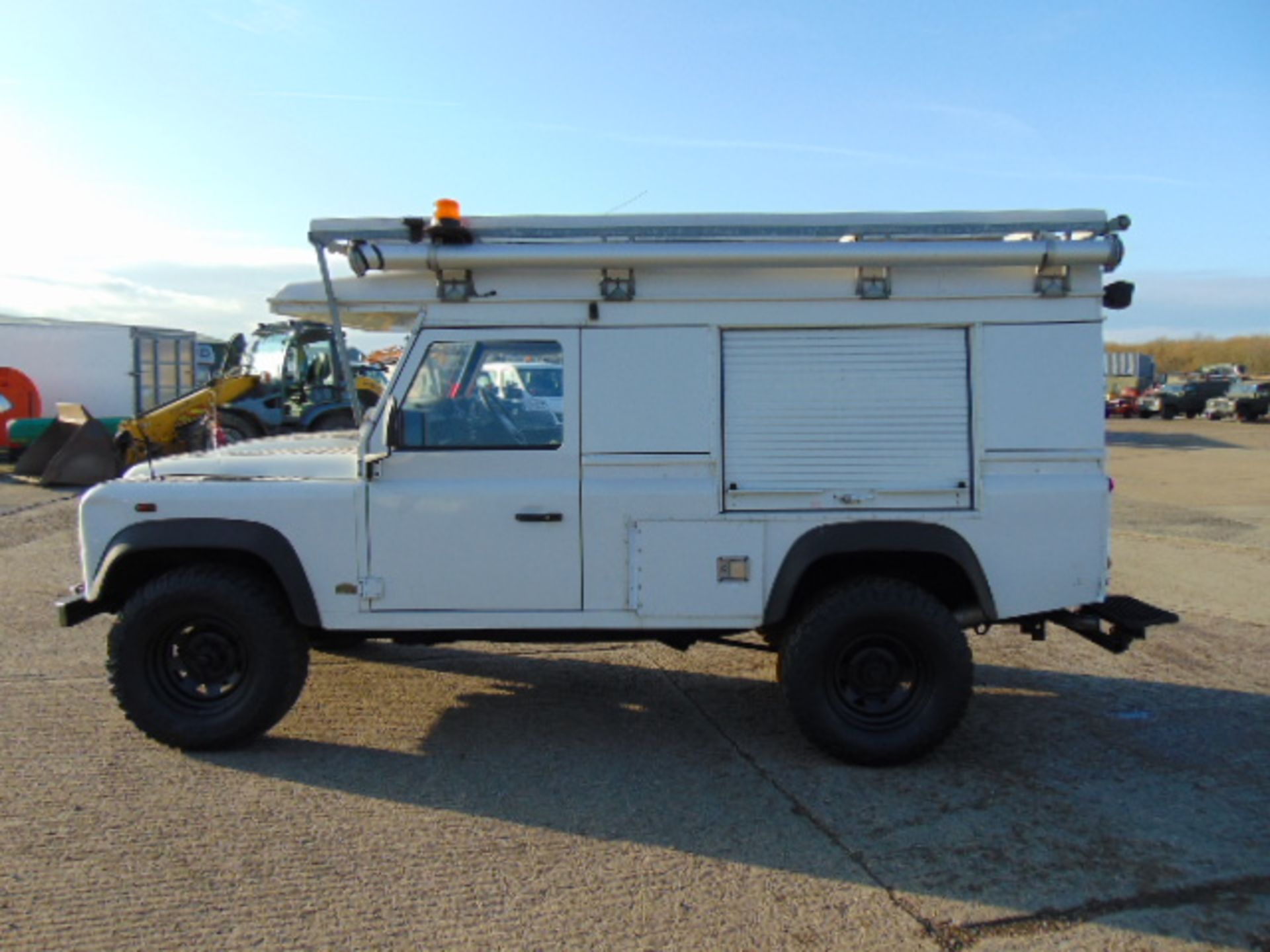 2007 Land Rover Defender 110 Puma Hardtop 4x4 Special Utility (Mobile Workshop) complete with Winch - Bild 4 aus 25