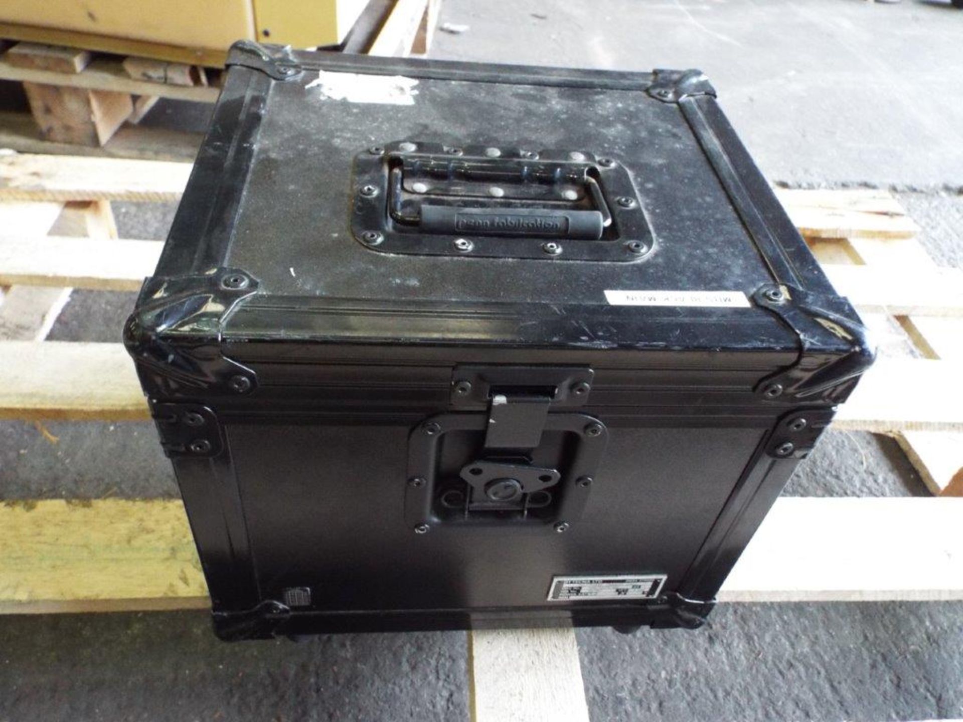 Heavy Duty Transit Case Containing 4 x Phones - Image 2 of 8