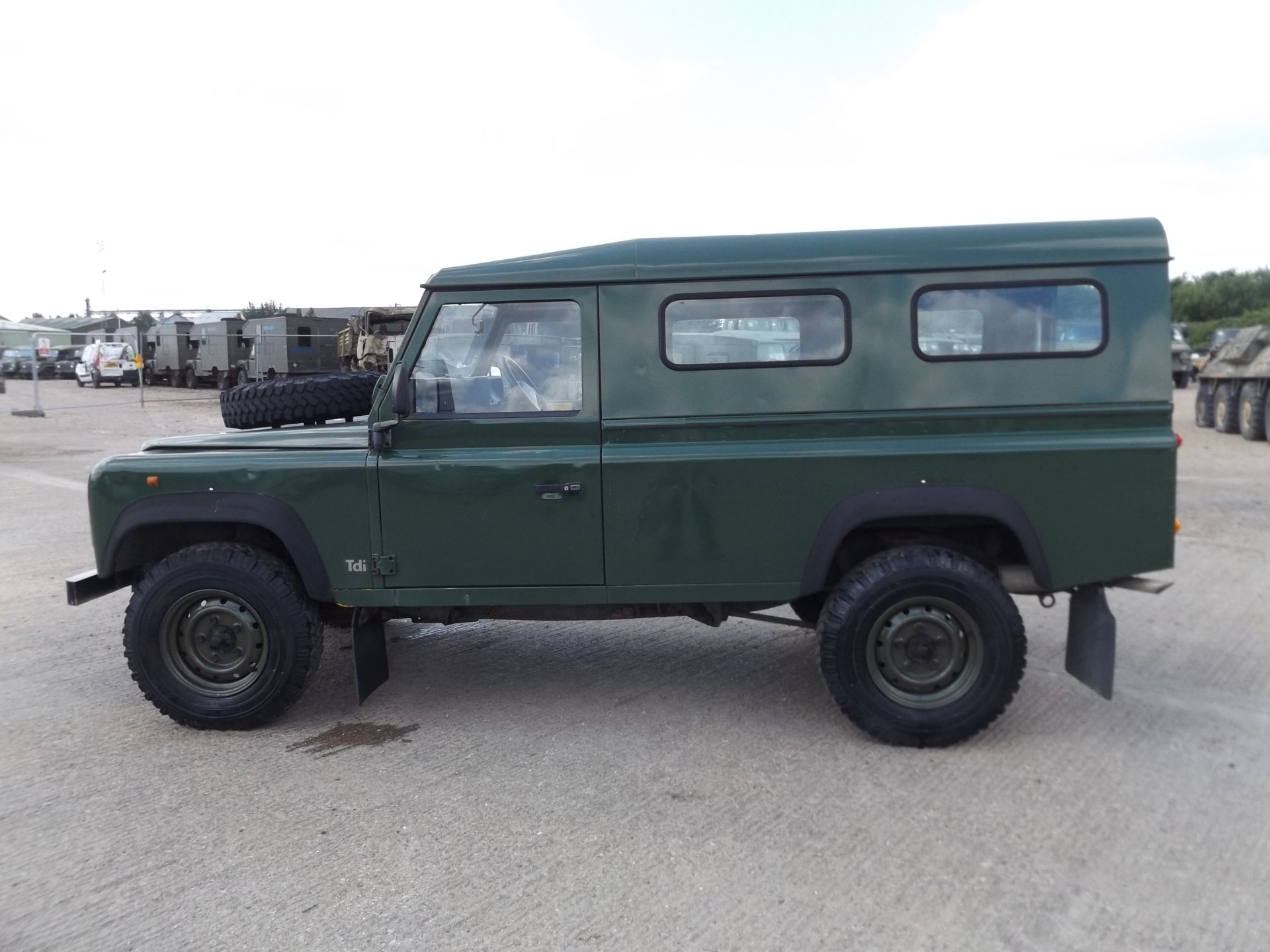 Land Rover Defender 110 300TDi Station Wagon - Image 4 of 17